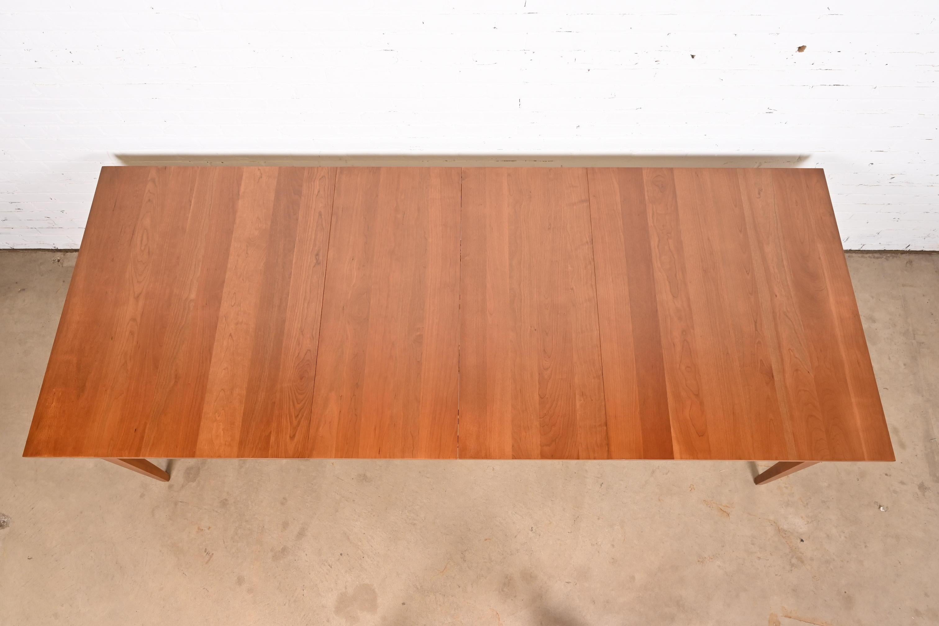 Arts and Crafts Mesa de Comedor Extensible de Cerezo Shaker, Reacabada siglo XX en venta