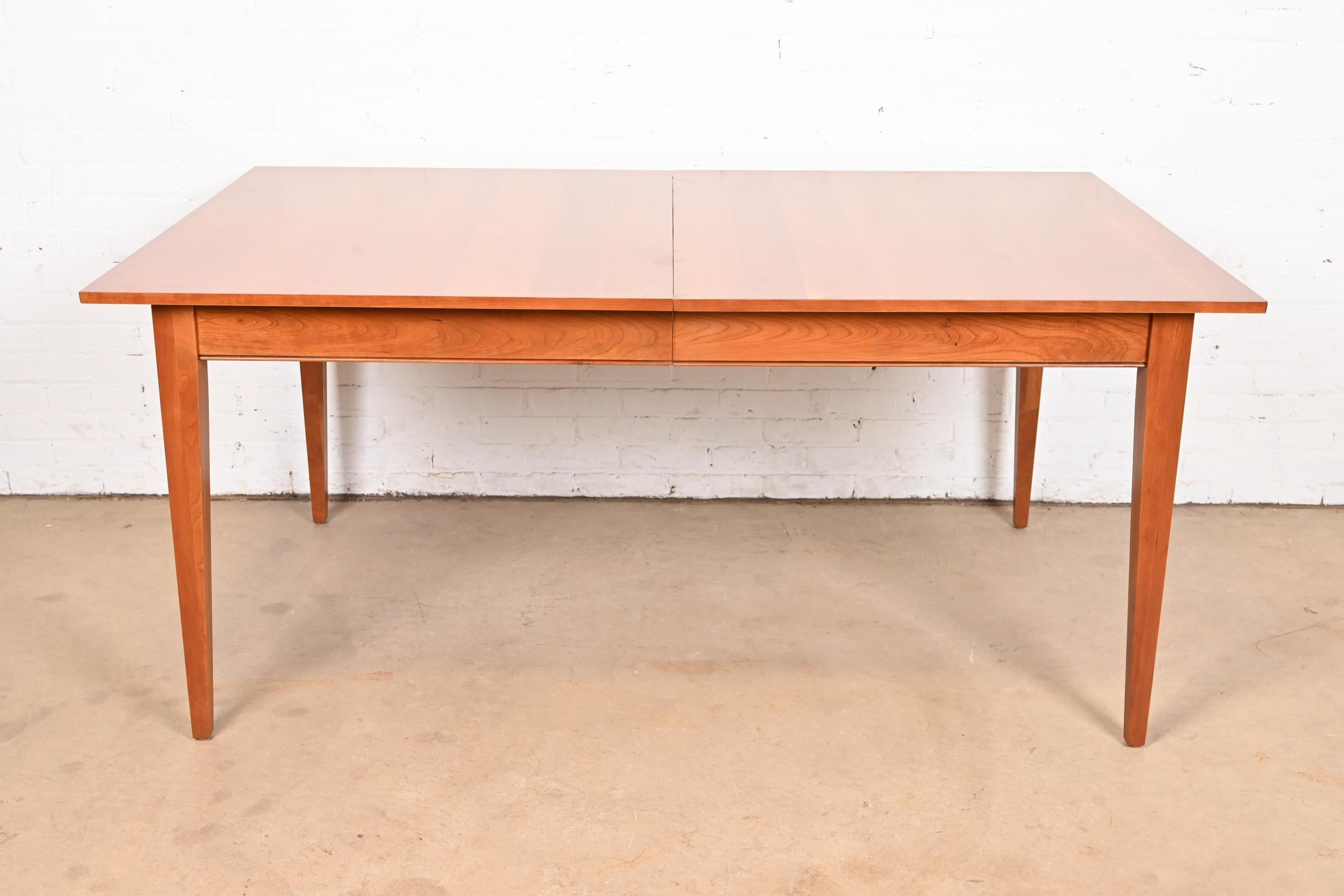 Arts and Crafts Mesa de Comedor Extensible de Cerezo Shaker, Reacabada en venta 1