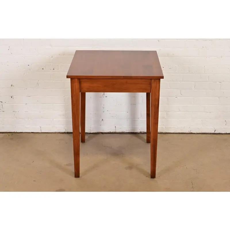 Américain Table d'appoint en bois de cerisier Shaker Arts and Crafts en vente