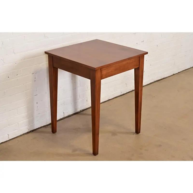 20ième siècle Table d'appoint en bois de cerisier Shaker Arts and Crafts en vente