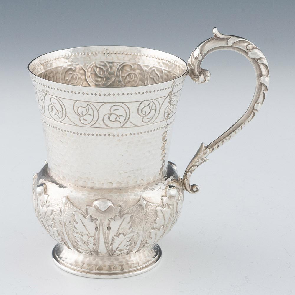 Titolo : Coppa da battesimo in argento Arts and Crafts con finitura martellata
Data : Punzonato a Londra nel 1900 per Johnson, Walker & Tolhurst
Periodo : Vittoria
Origine: Londra, Inghilterra
Decorazione: finitura martellata, base bulbosa con