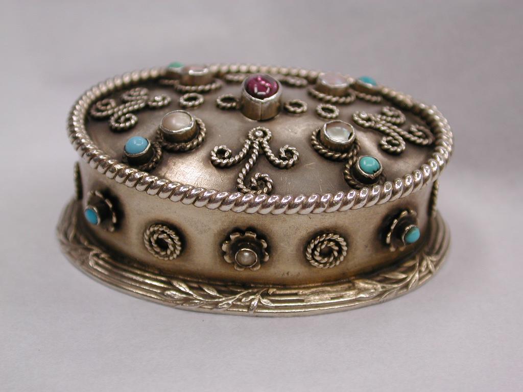 Scatola Brittania in argento dorato di Arts & Crafts con pietre preziose, 1910
Incastonato con mezze perle di semi, un granato e un turchese.
Realizzato in argento standard Brittania, che è composto per il 95,8% da argento e per il 4,2% da