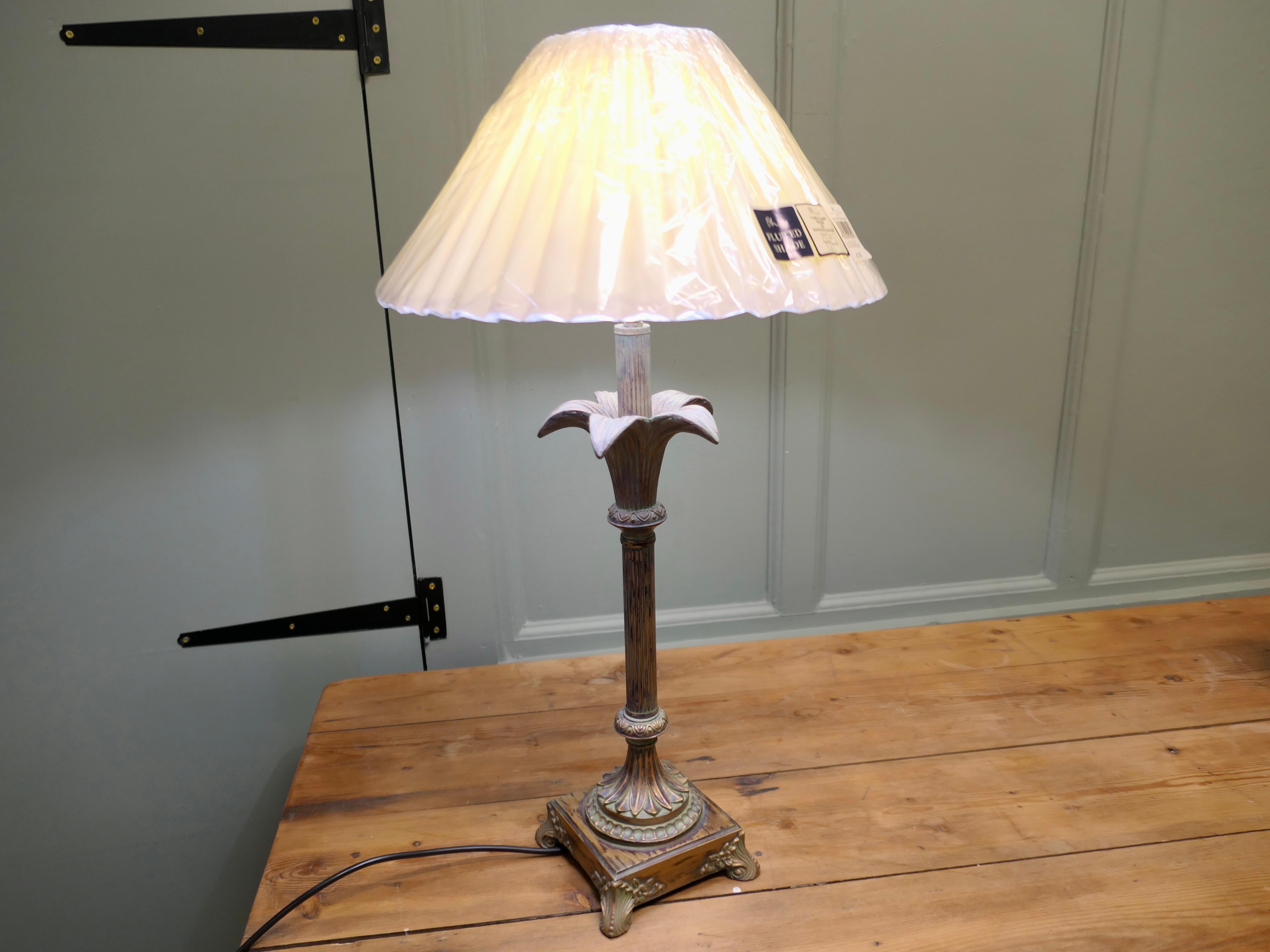 Lampe de table Arts and Crafts en cuivre simulé et laiton  


Très jolie pièce, la base de la lampe est une colonne figurée sculptée pour ressembler à un revêtement en laiton élaboré.
La lampe fonctionne et l'abat-jour est neuf.
La lampe mesure 25