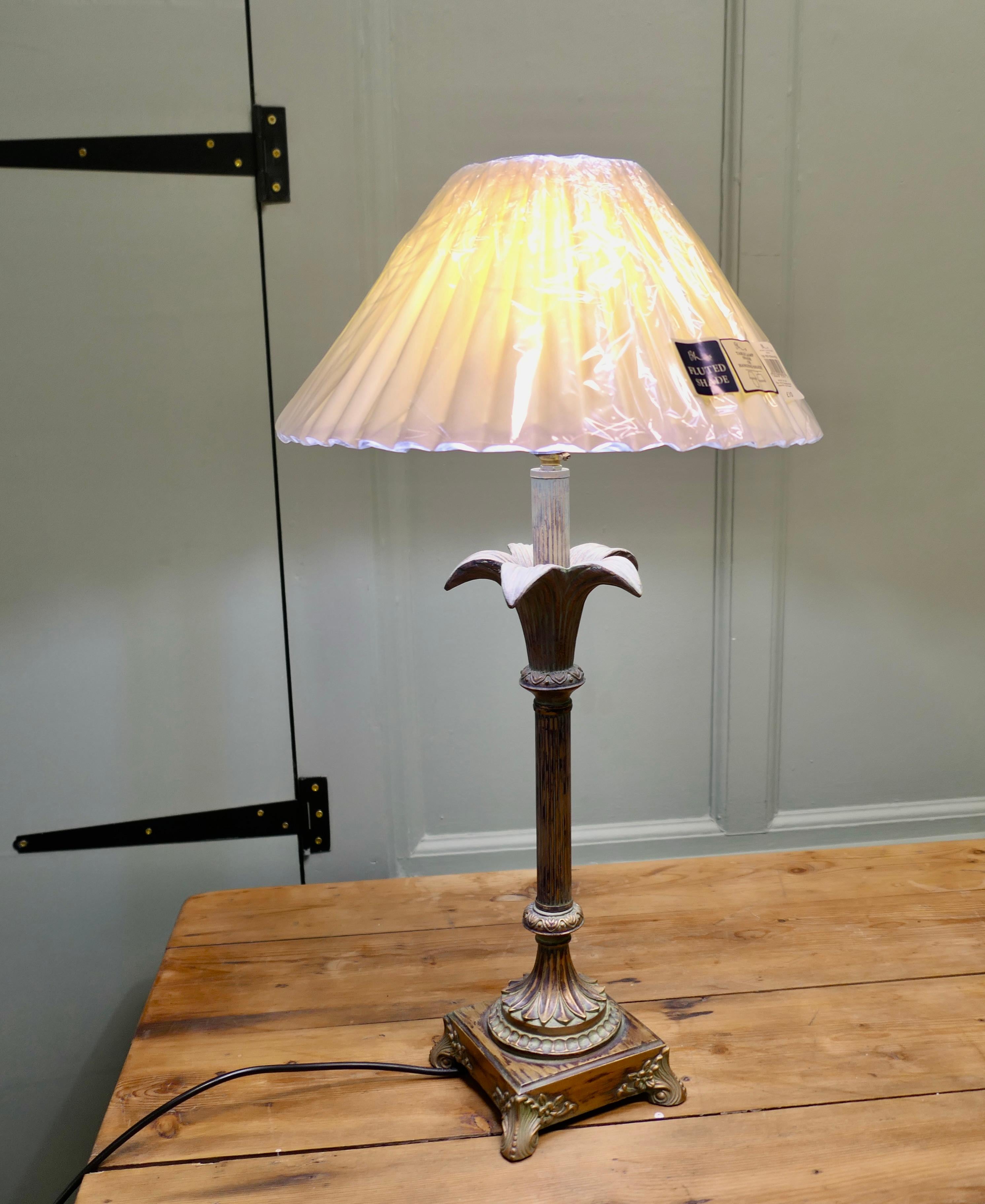 Lampe de table Arts and Crafts en cuivre simulé et laiton Une très jolie pièce Bon état - En vente à Godshill, Isle of Wight