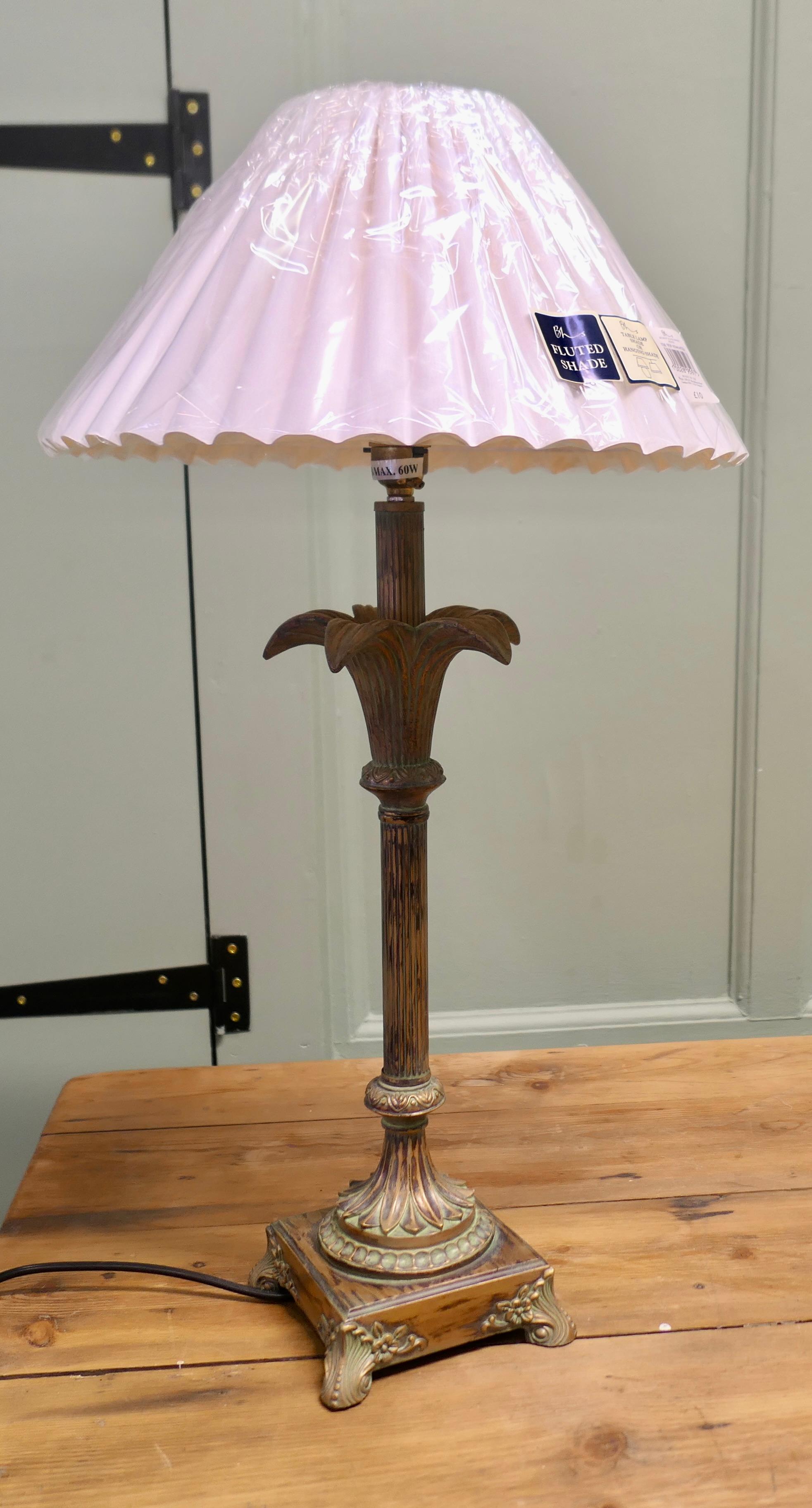 Milieu du XXe siècle Lampe de table Arts and Crafts en cuivre simulé et laiton Une très jolie pièce en vente