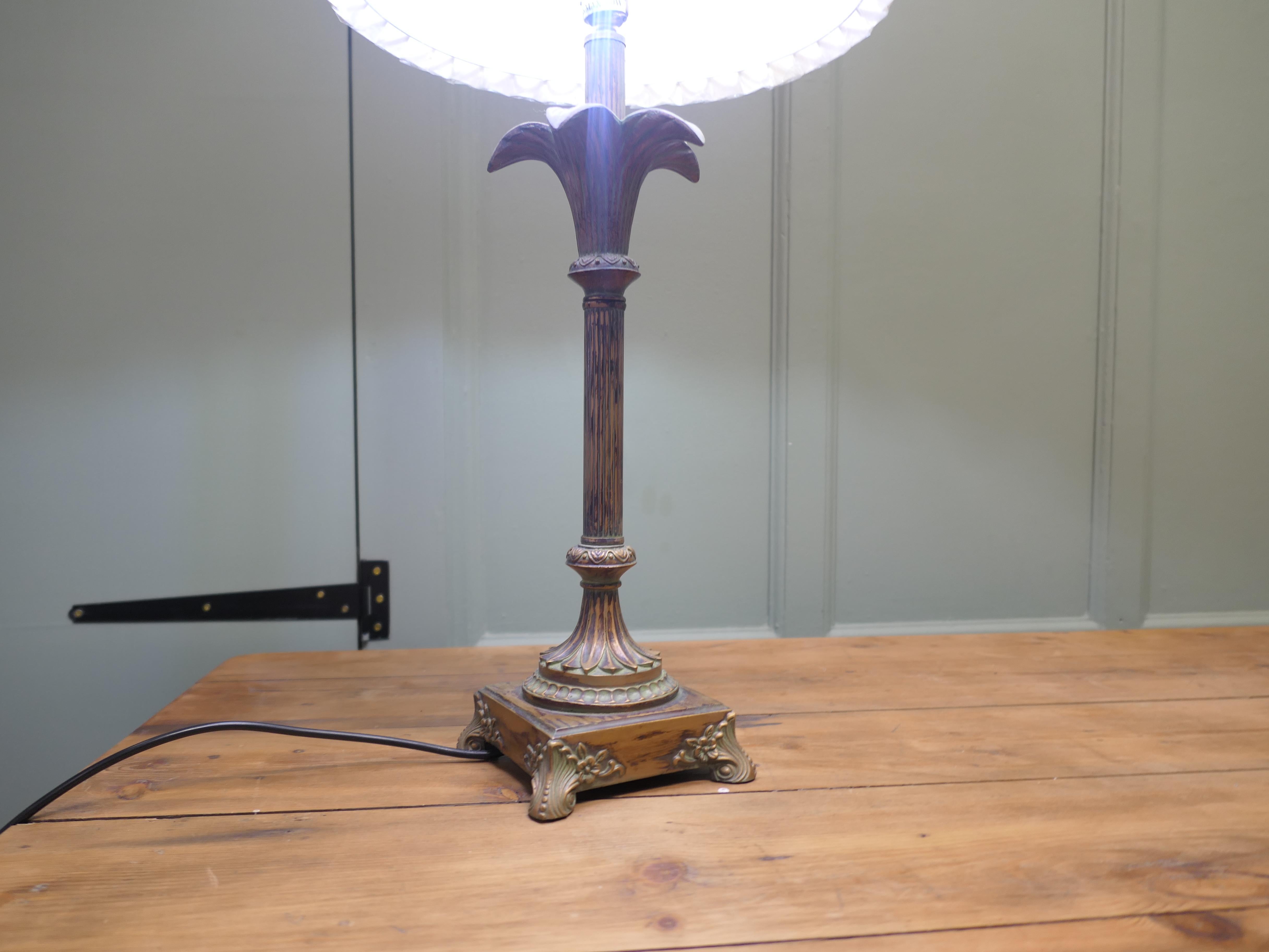 Résine Lampe de table Arts and Crafts en cuivre simulé et laiton Une très jolie pièce en vente