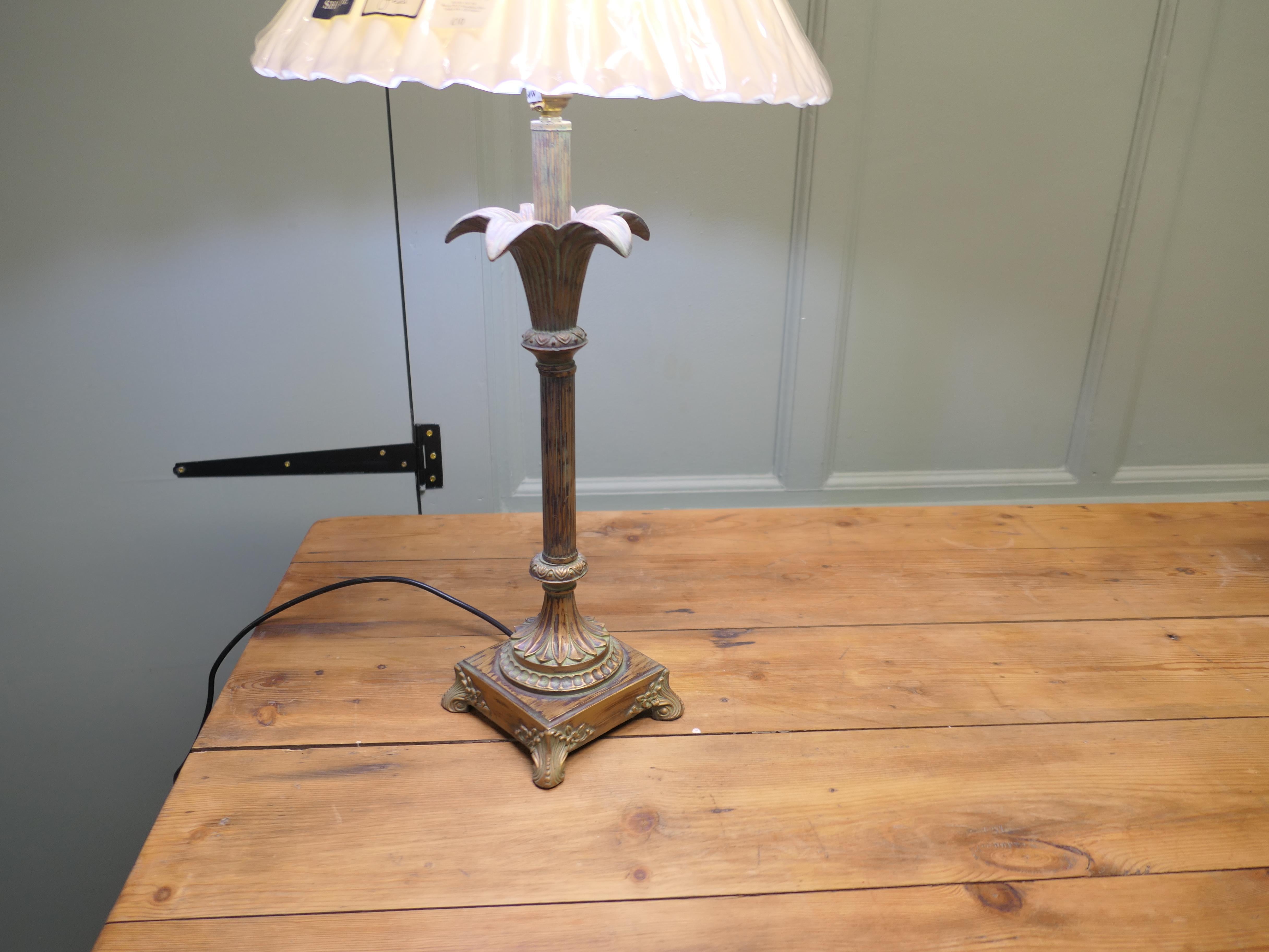 Lampe de table Arts and Crafts en cuivre simulé et laiton Une très jolie pièce en vente 1