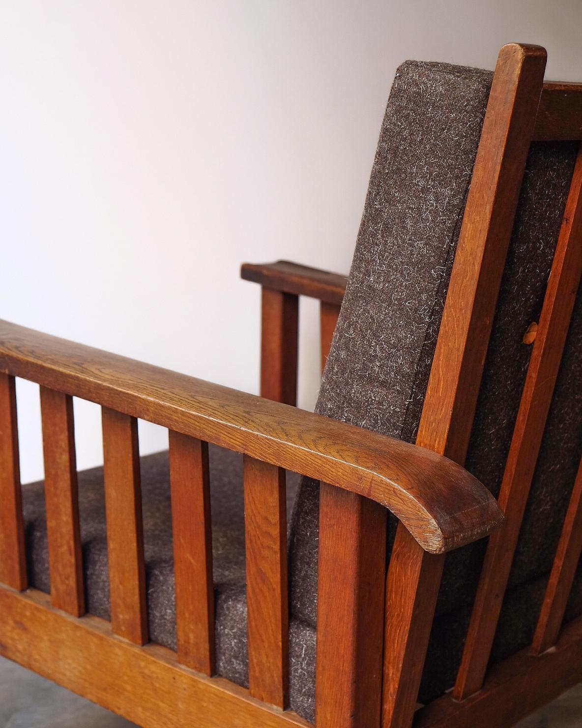 Fauteuil à lattes en chêne, coussins d'assise avec boutons

Style Arts and Crafts, d'origine française