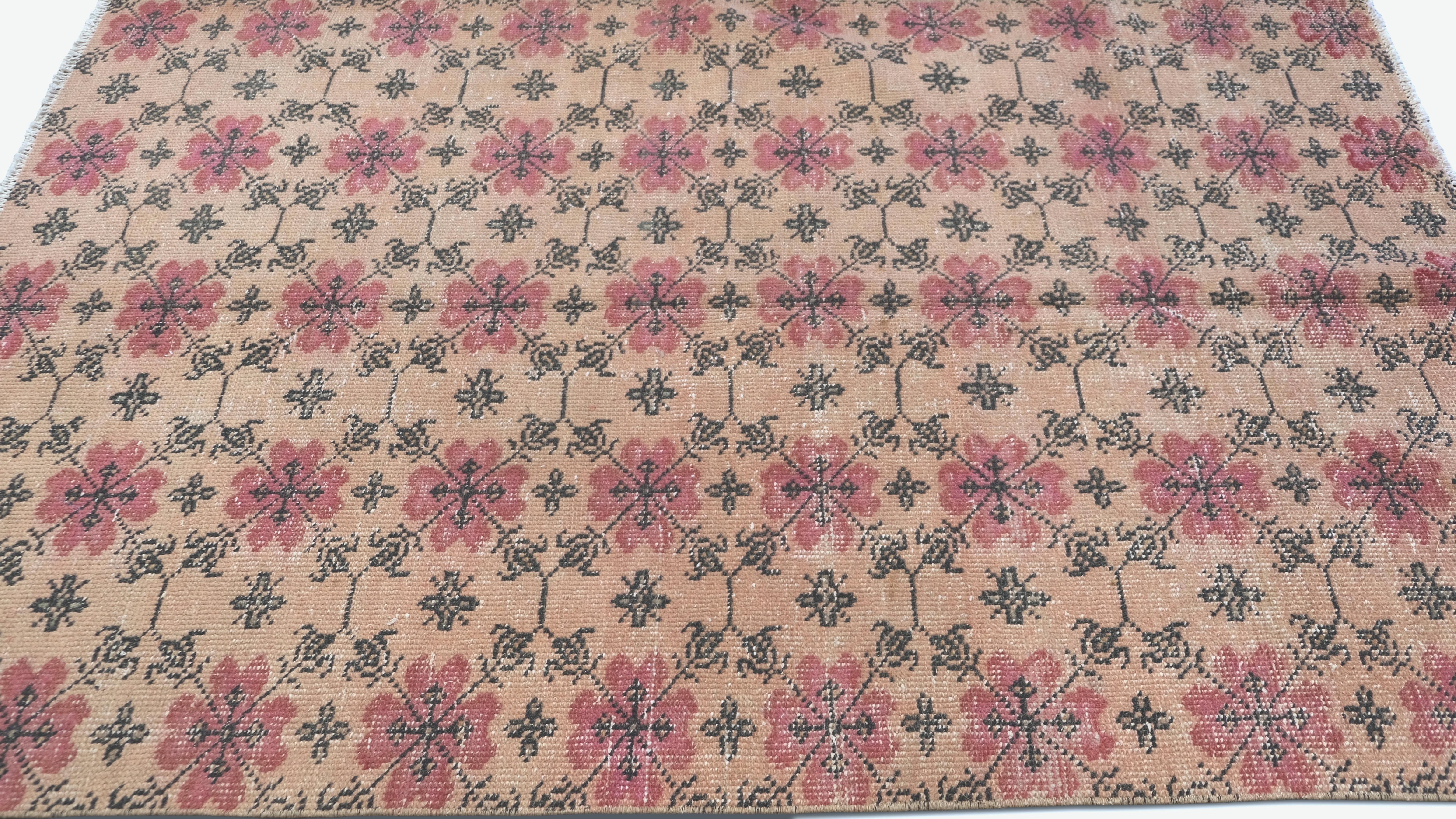 Turc Tapis Arts and Crafts beige doux, rouges sourds, tapis de laine 4'4''x6'9'' en vente