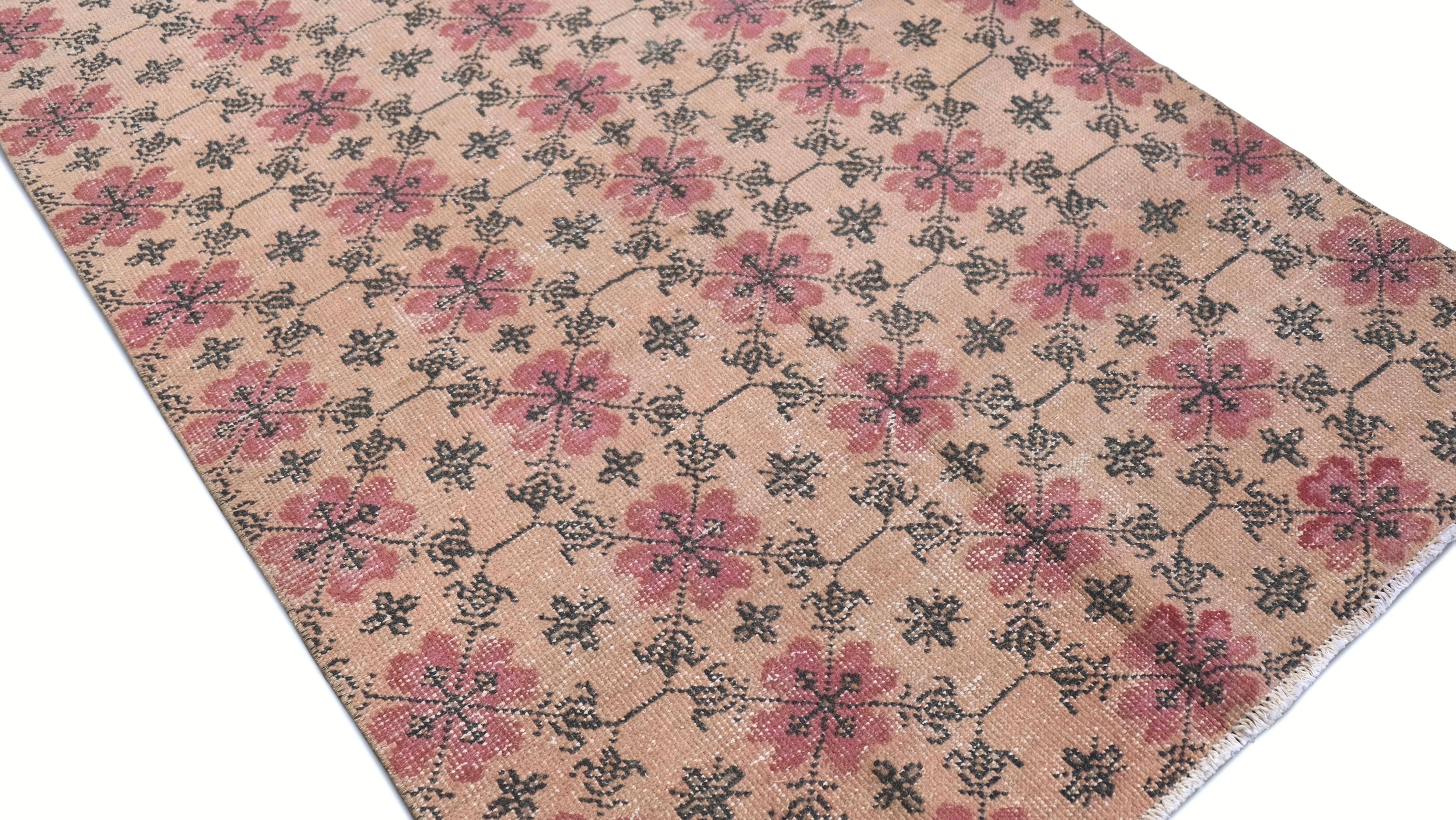 Noué à la main Tapis Arts and Crafts beige doux, rouges sourds, tapis de laine 4'4''x6'9'' en vente