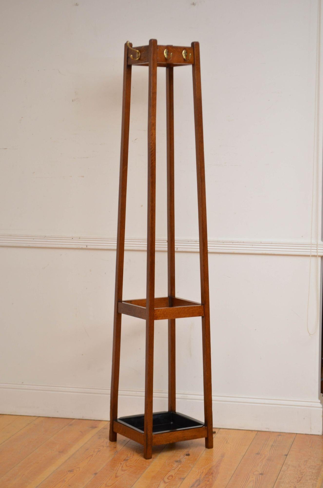 Sn5597 Un attaccapanni in rovere massiccio dell'inizio del XX secolo con sei ganci per cappotti e cappelli in ottone, porta ombrelli e bastoni da passeggio e vassoio di raccolta rimovibile. Questo antico appendiabiti è pronto per essere utilizzato