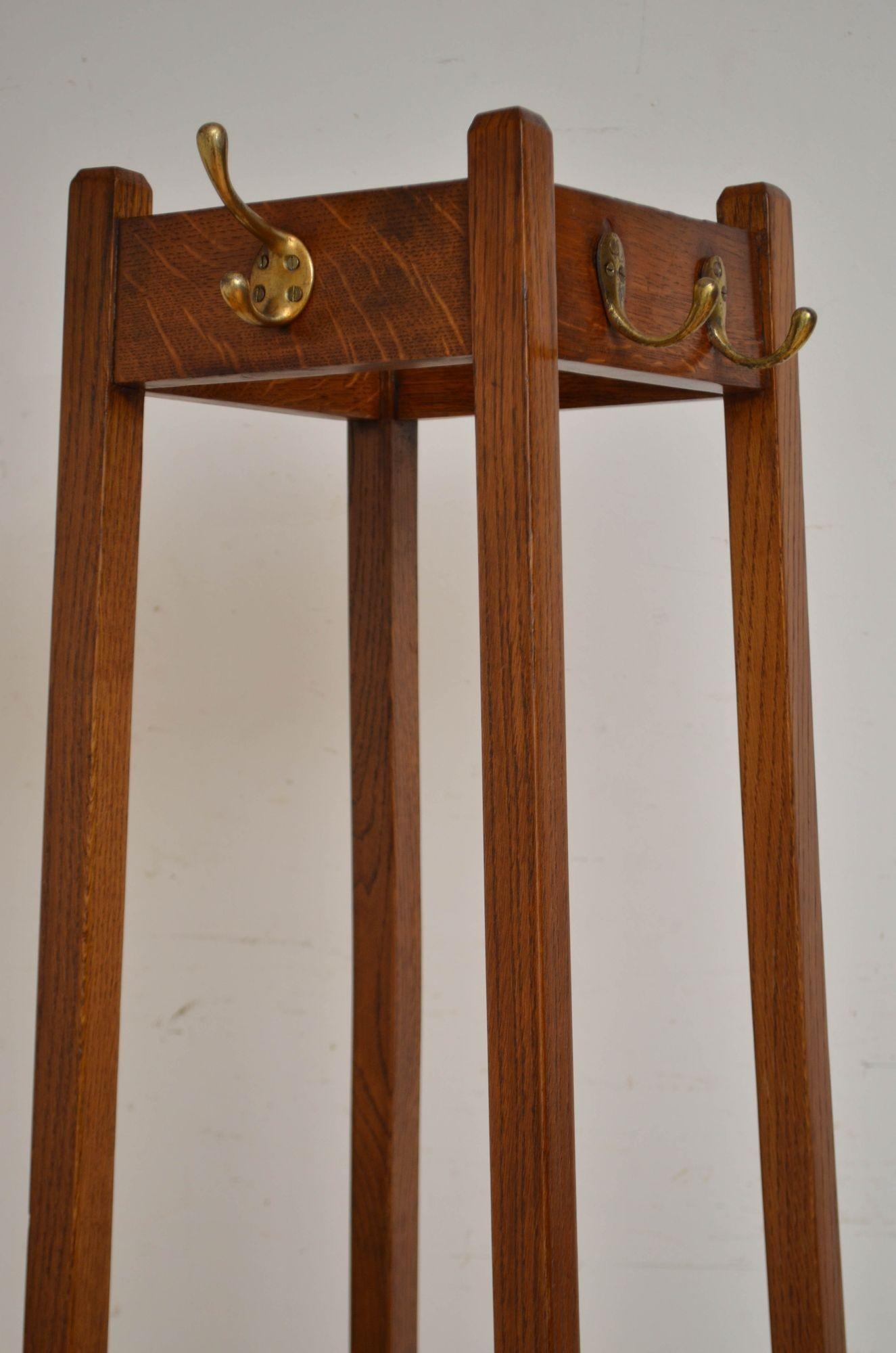 XX secolo Appendiabiti a stelo in rovere massiccio di Arts and Crafts in vendita
