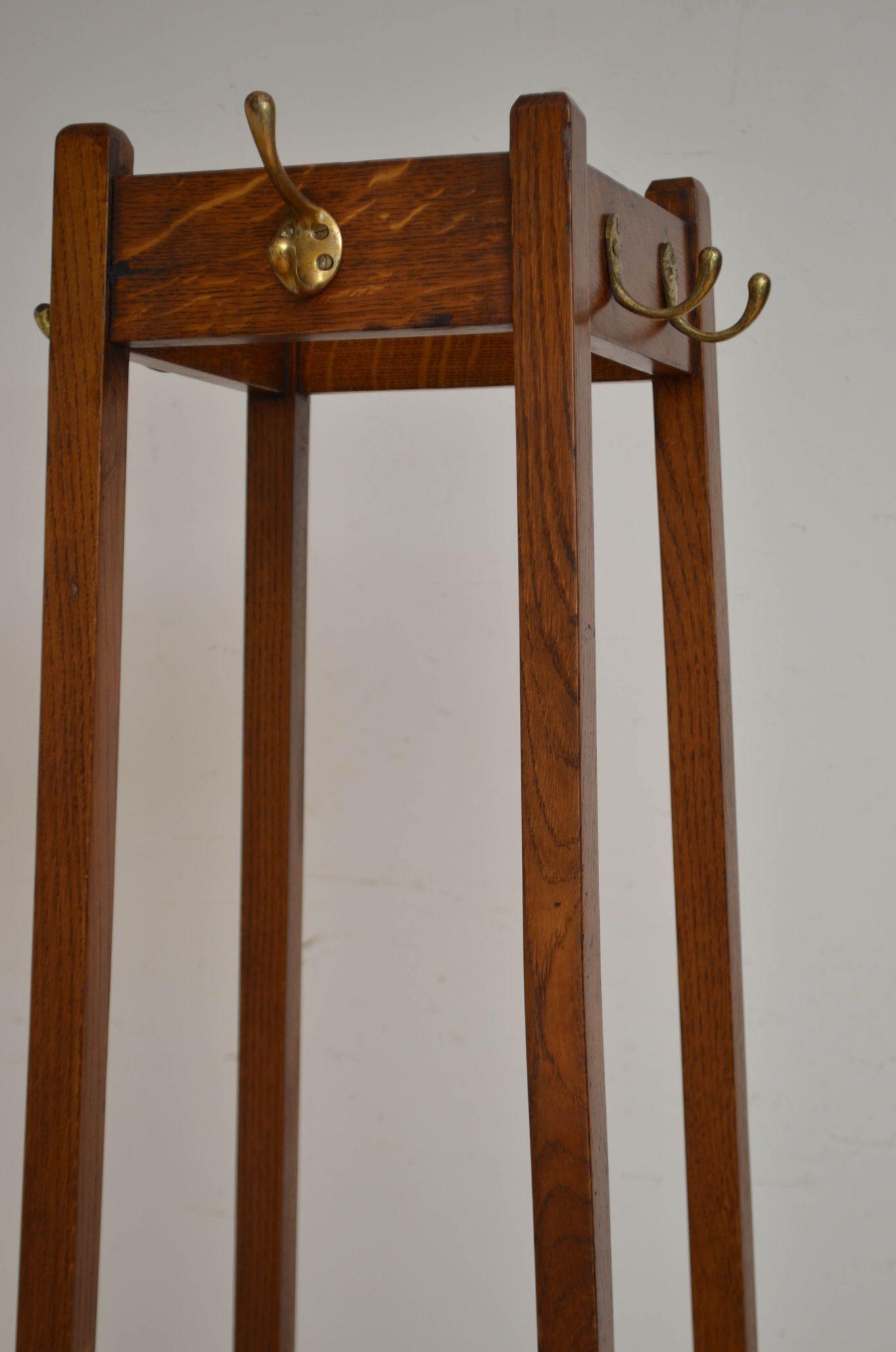Appendiabiti a stelo in rovere massiccio di Arts and Crafts in vendita 1