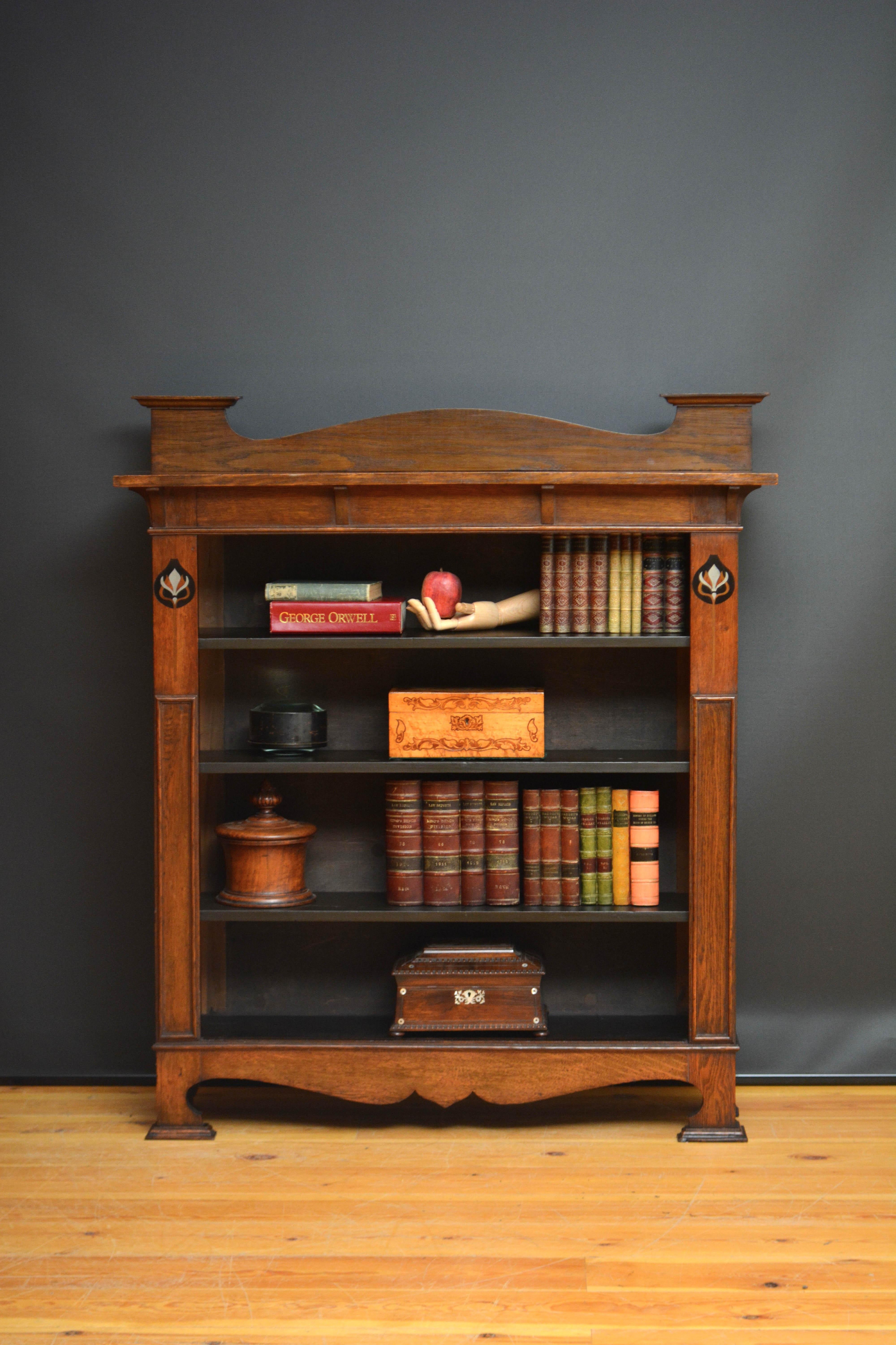 K0633 Elegante librería abierta Arts and Crafts de roble macizo, con caballete moldeado en la parte posterior (se puede desmontar para su transporte), tapa de roble macizo, friso poco profundo con soportes moldeados y tres estantes ajustables en