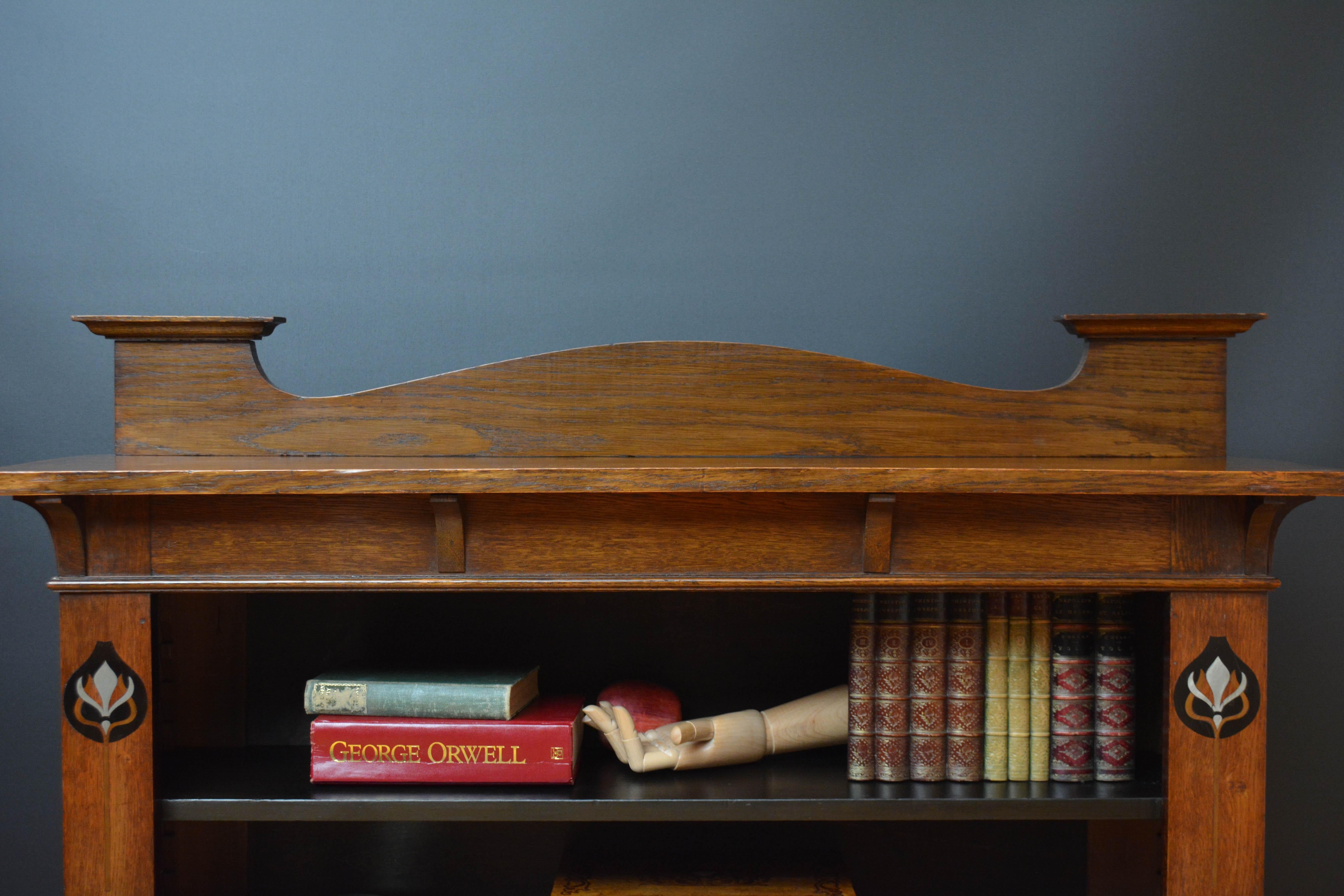 Arts and Crafts Librería abierta de roble macizo c1900 siglo XX en venta