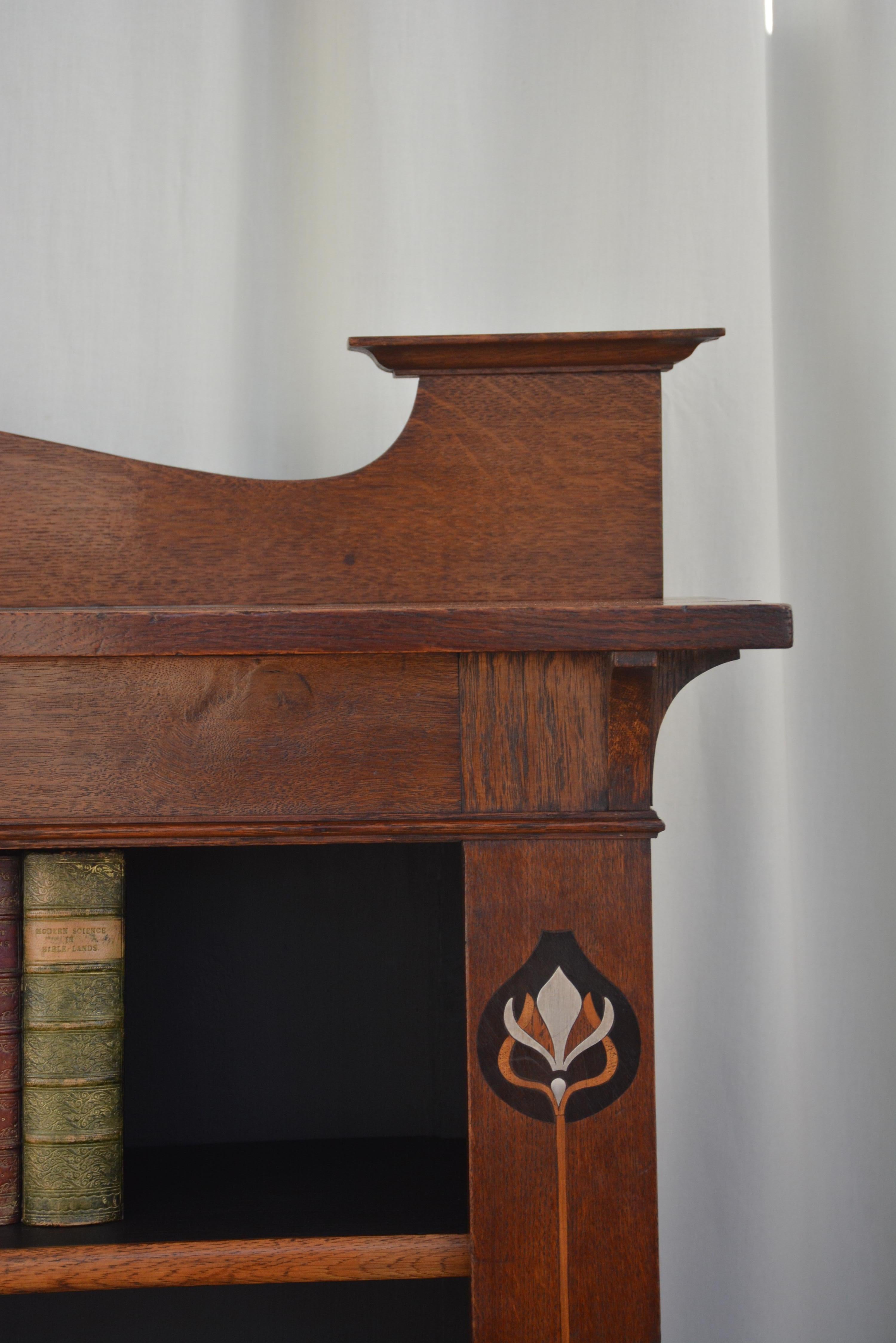 Arts and Crafts Librería abierta de roble macizo c1900 siglo XX en venta