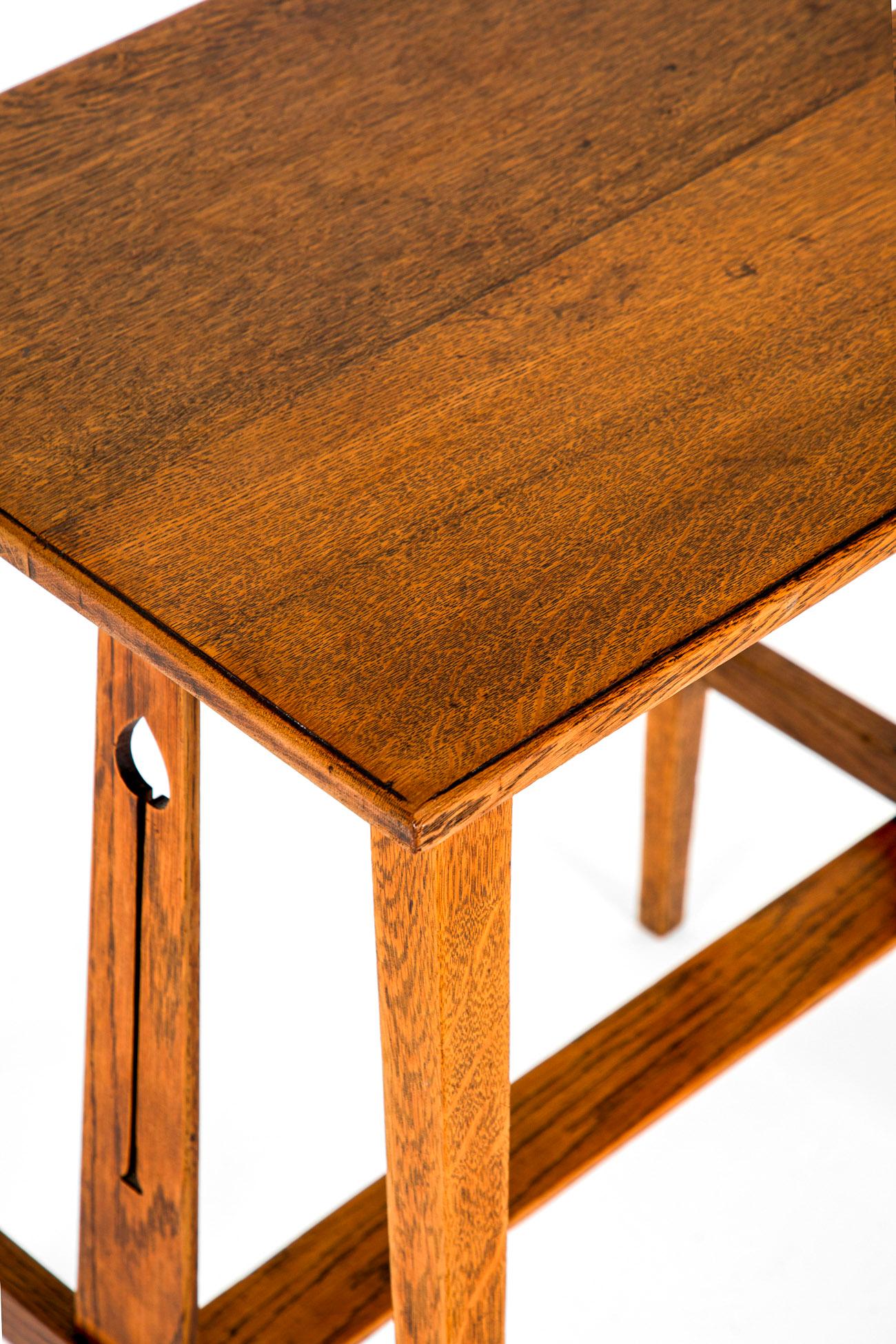 Table d'appoint carrée en chêne Arts and Crafts en vente 3