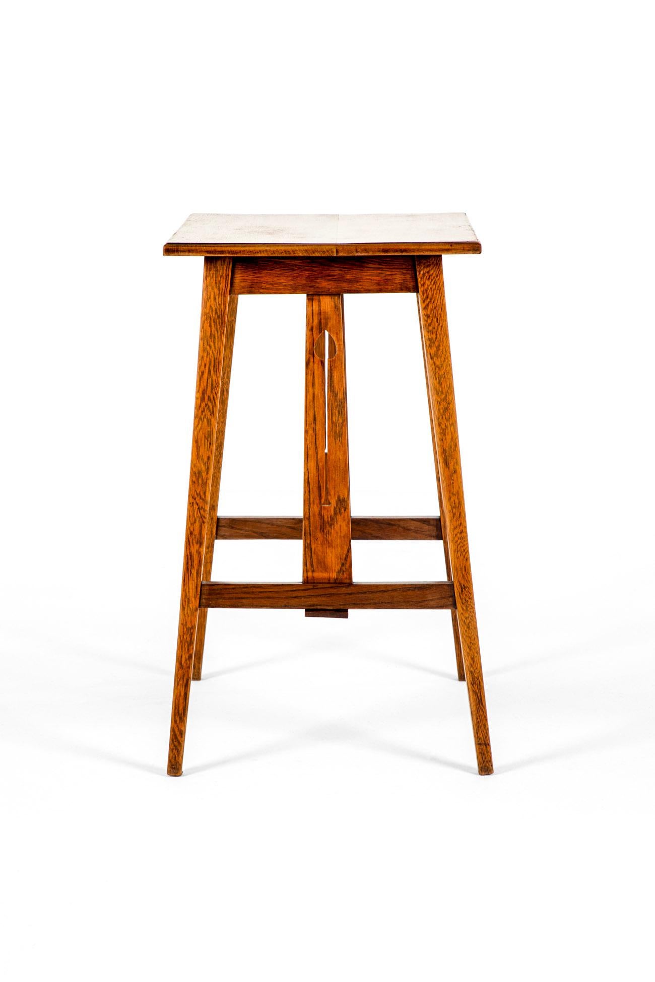 Britannique Table d'appoint carrée en chêne Arts and Crafts en vente