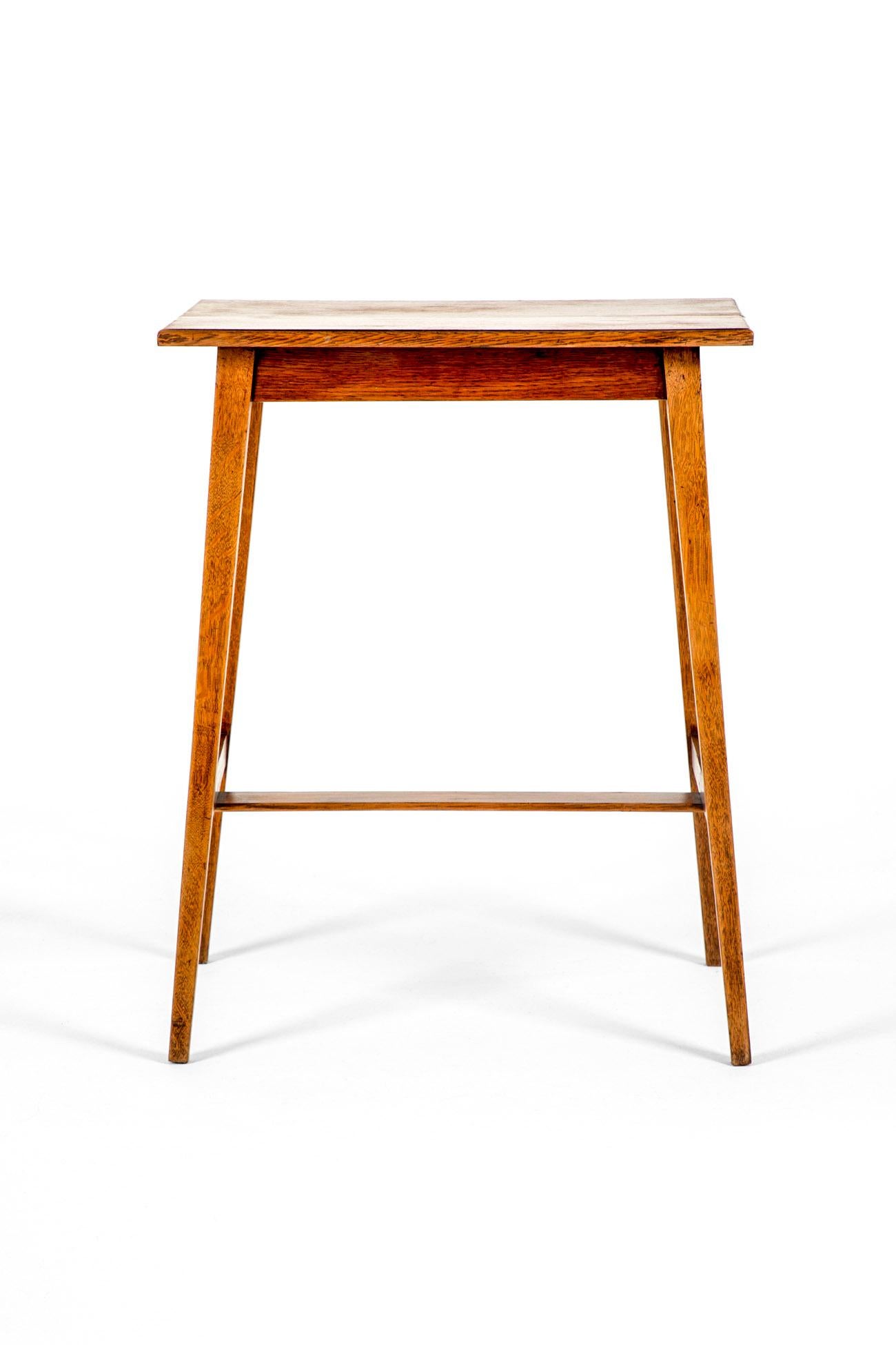 Sculpté à la main Table d'appoint carrée en chêne Arts and Crafts en vente