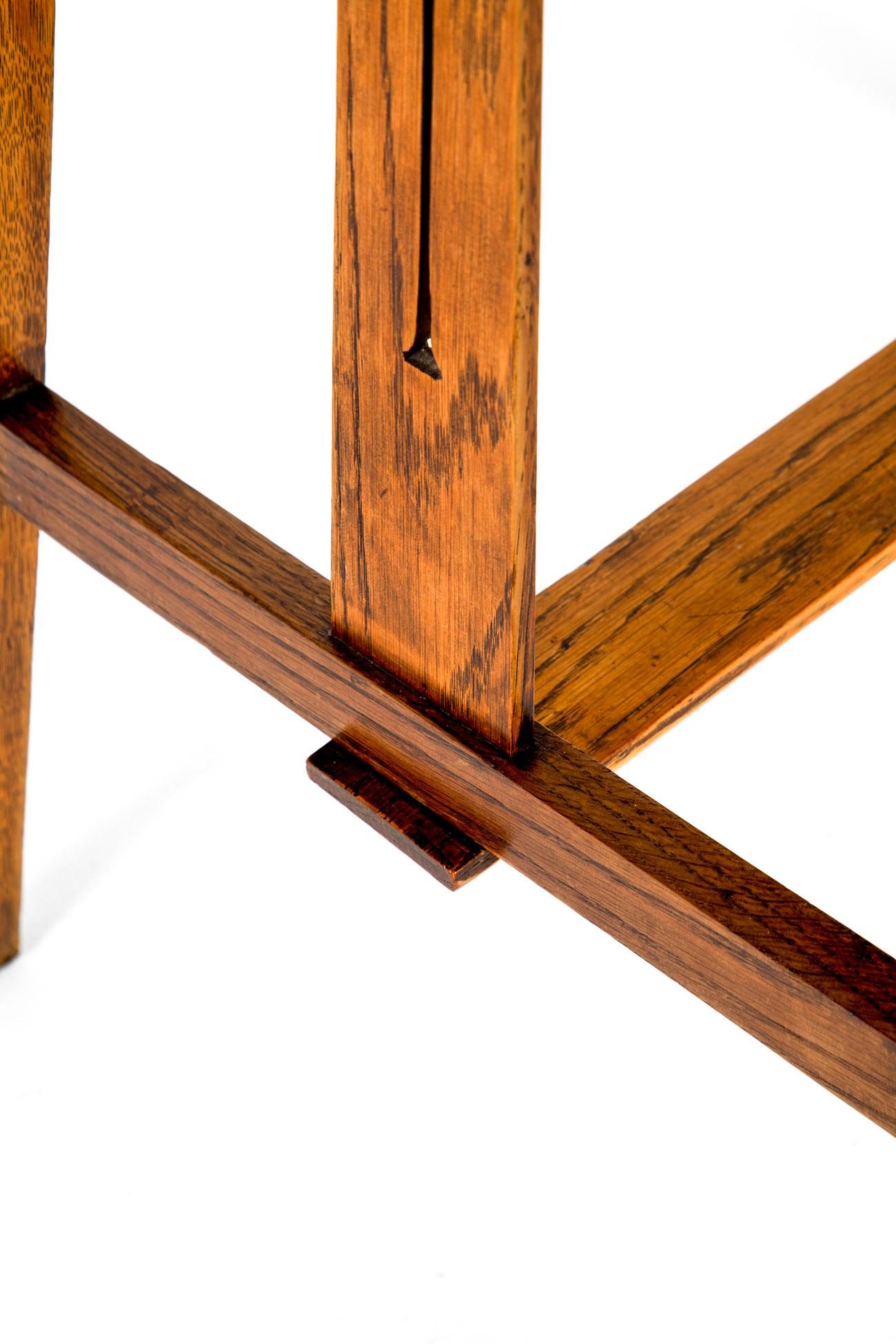 Chêne Table d'appoint carrée en chêne Arts and Crafts en vente