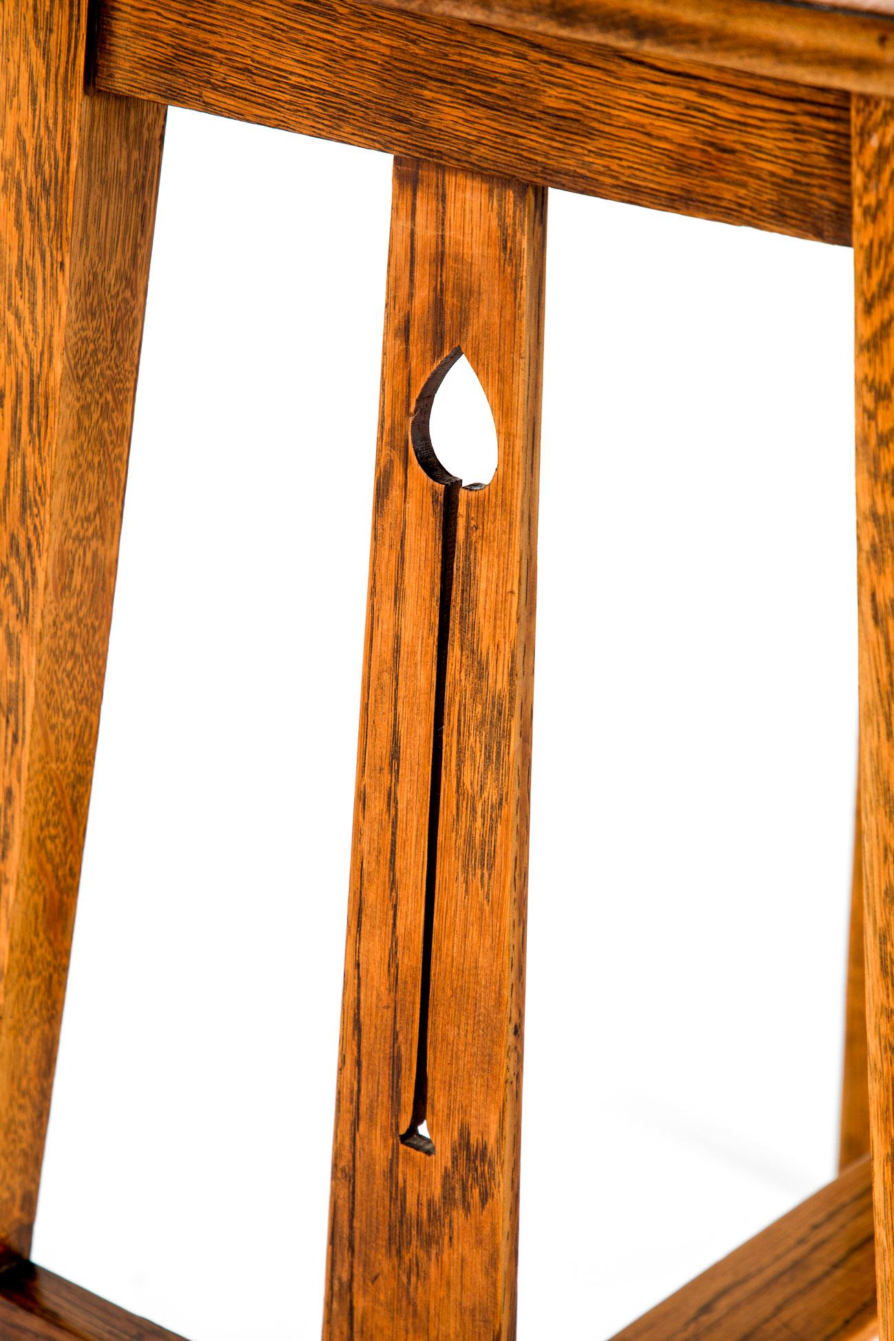 Table d'appoint carrée en chêne Arts and Crafts en vente 1