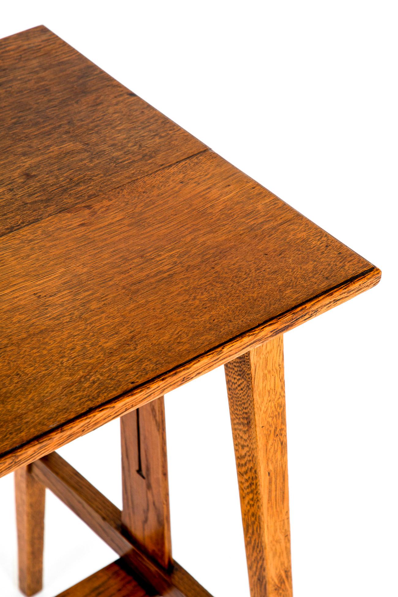 Table d'appoint carrée en chêne Arts and Crafts en vente 2