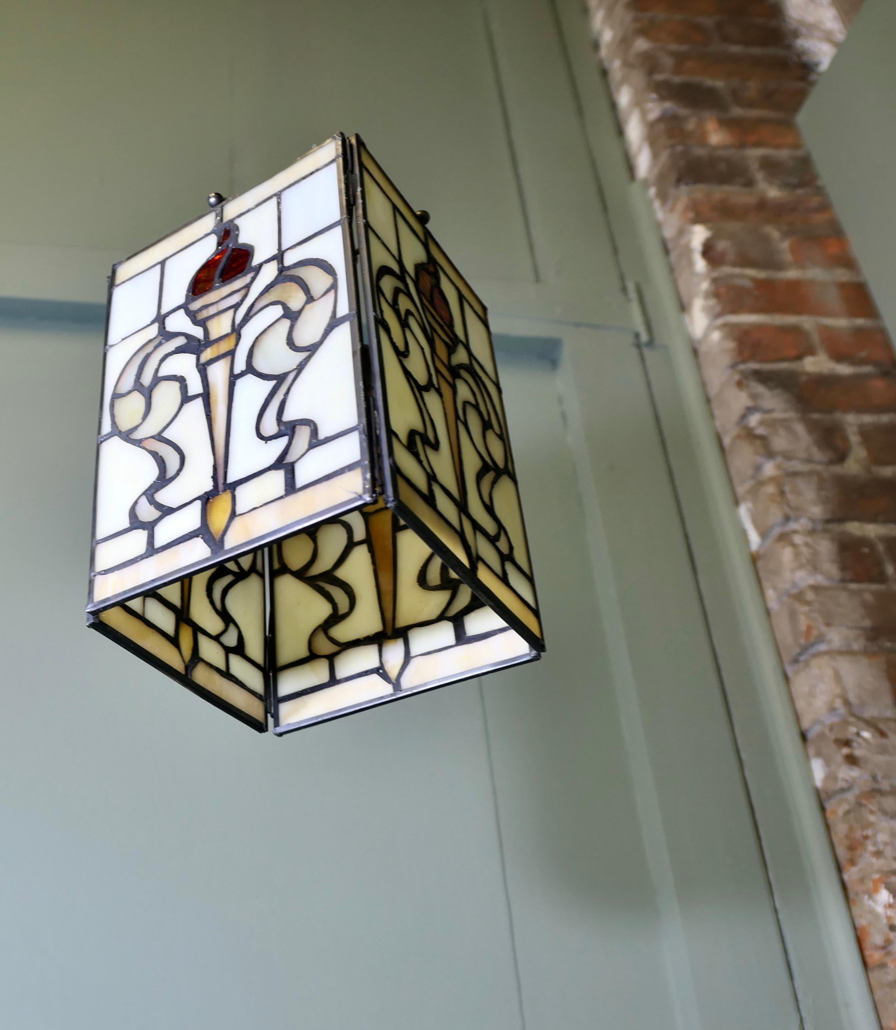 Arts and Crafts Stained glass Lampenschirm im Angebot 1