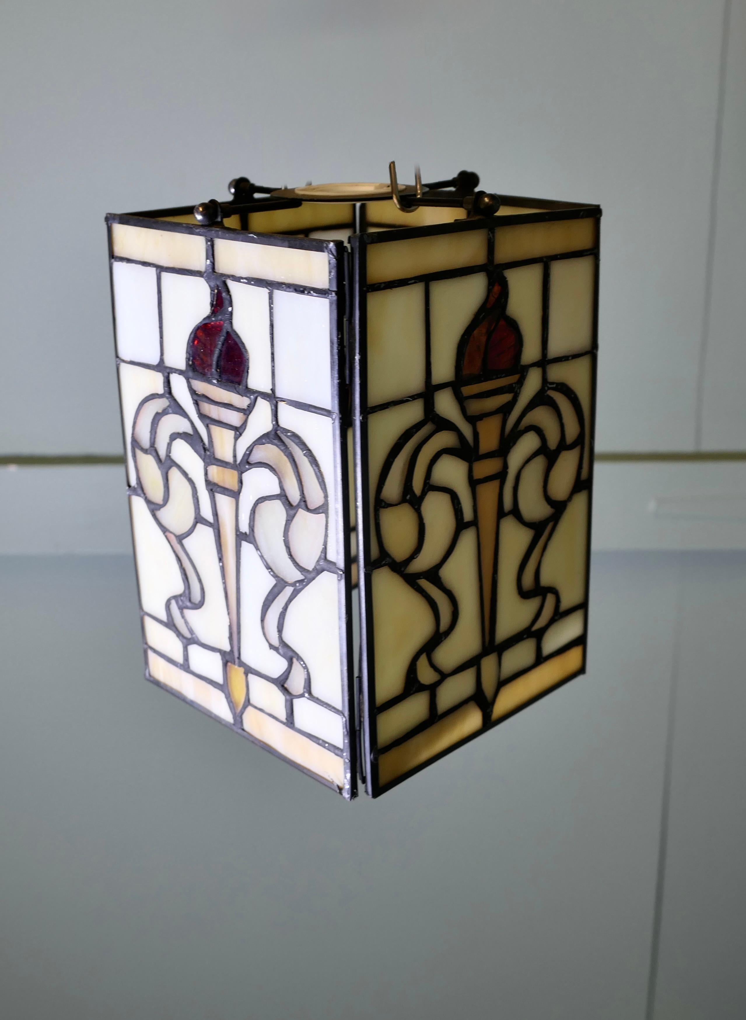 Arts and Crafts Stained glass Lampenschirm im Angebot 2
