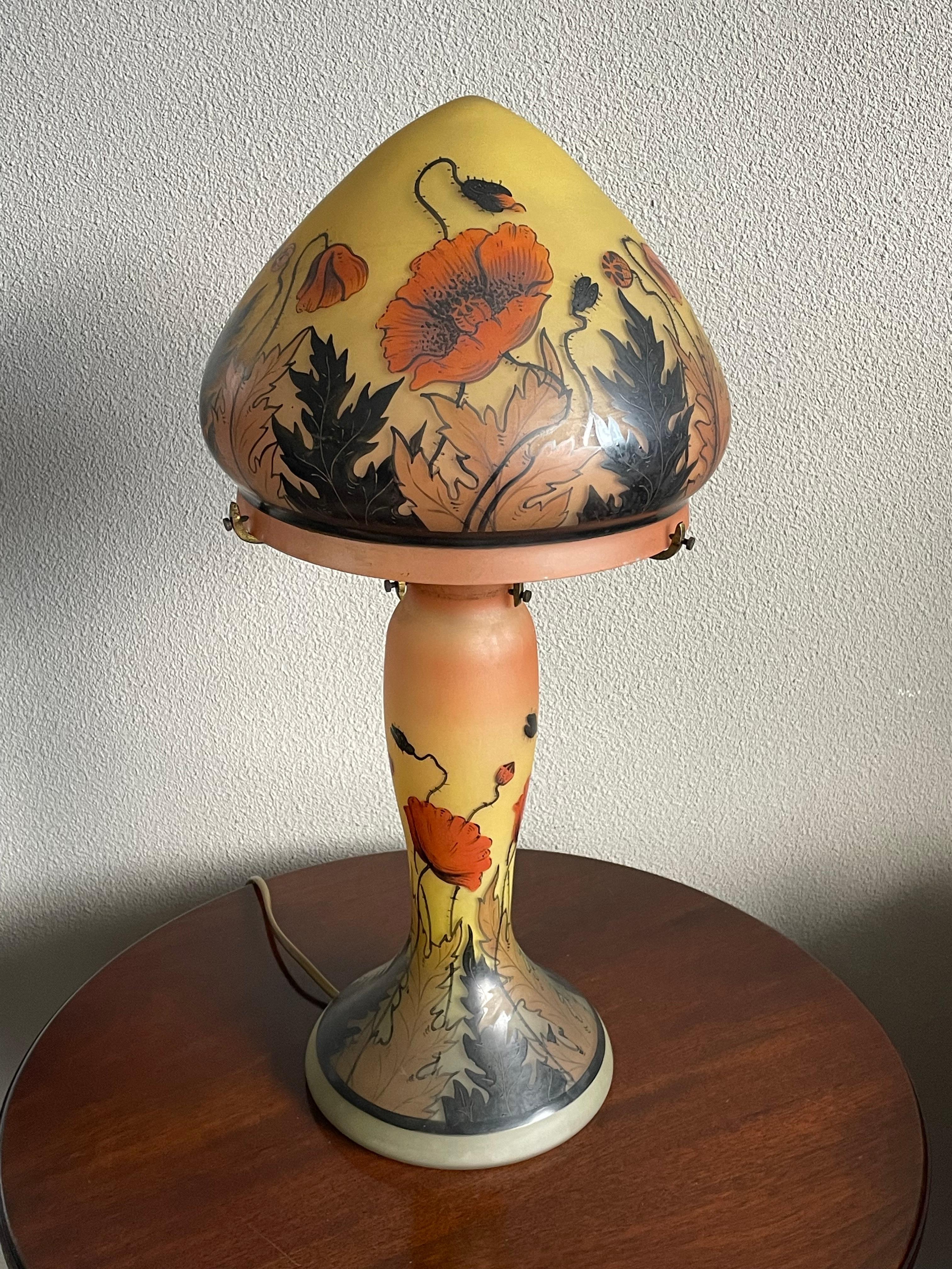European Arts and Crafts Stained Glass Table or Desk Lamp w. Hand Painted Poppy Flowers For Sale