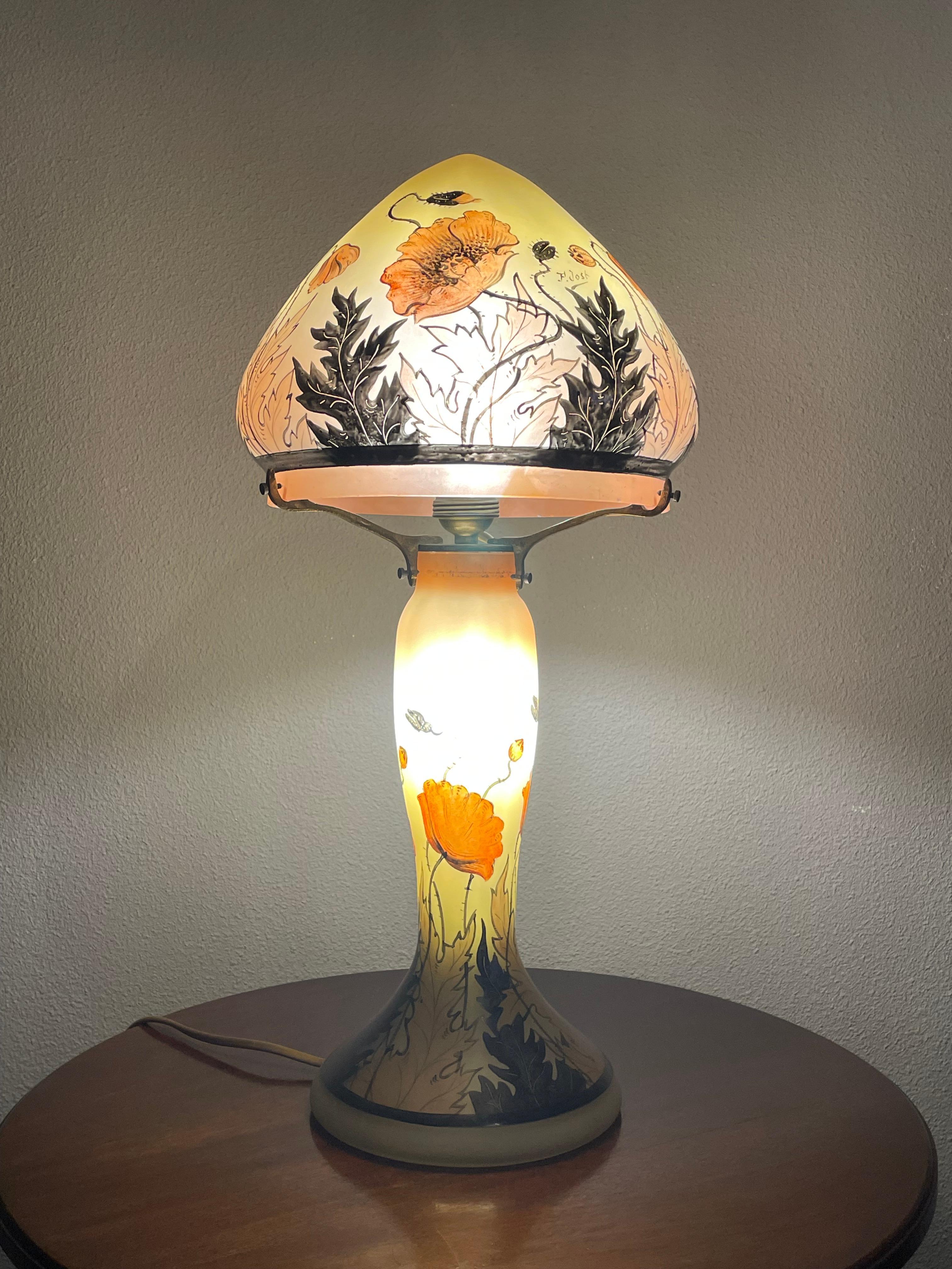 Arts and Crafts Stained Glass Table or Desk Lamp w. Hand Painted Poppy Flowers In Excellent Condition For Sale In Lisse, NL