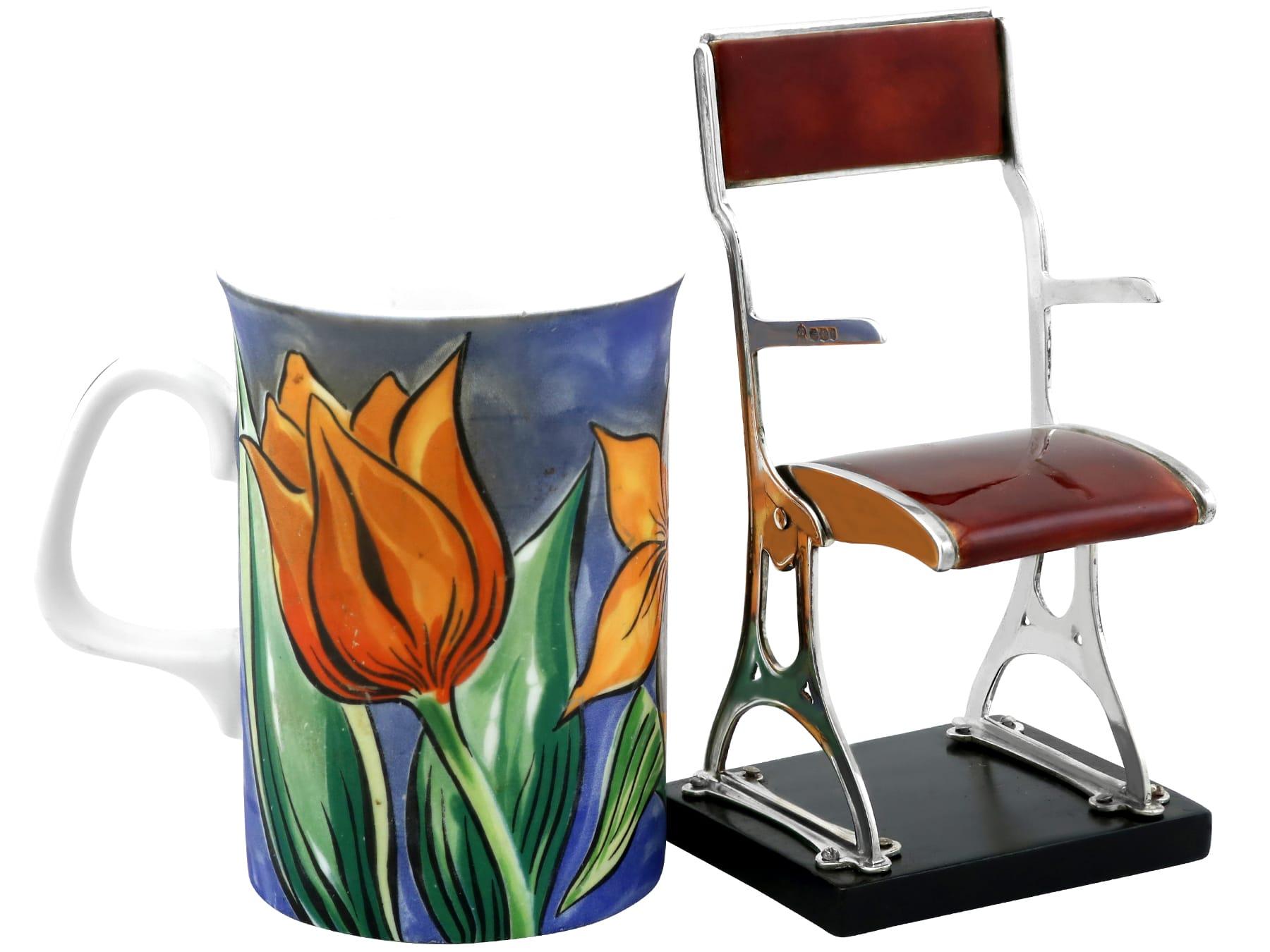 Una excepcional, fina e impresionante silla plegable de presentación inusual de plata de ley y esmalte de estilo Arts and Crafts; una adición a nuestra diversa colección de platería ornamental.

Esta excepcional e inusual pieza de presentación de