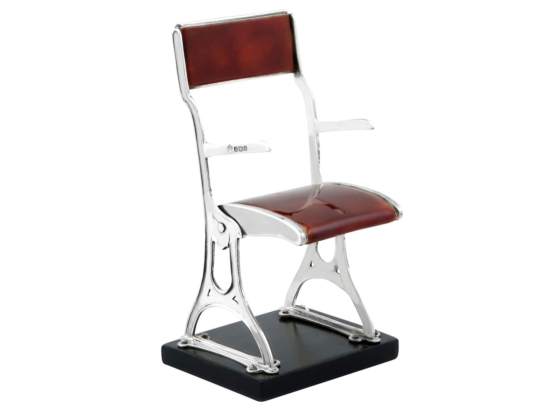 Silla plegable de presentación Arts and Crafts de plata de ley y esmalte sobre zócalo Artes y manualidades en venta