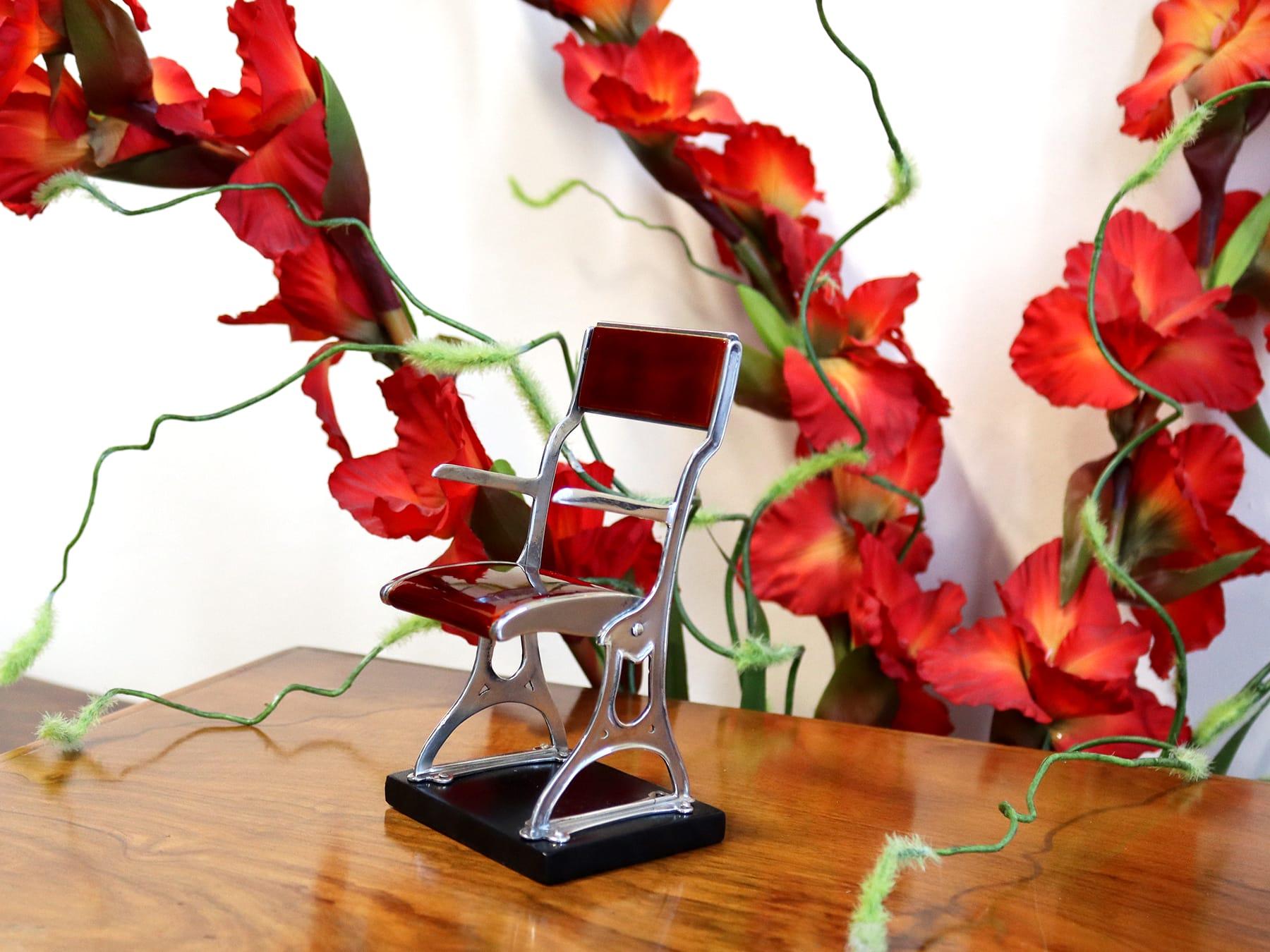 Inglese Sedia Foldes in argento sterling e smalto con plinto di presentazione Arts and Crafts in vendita