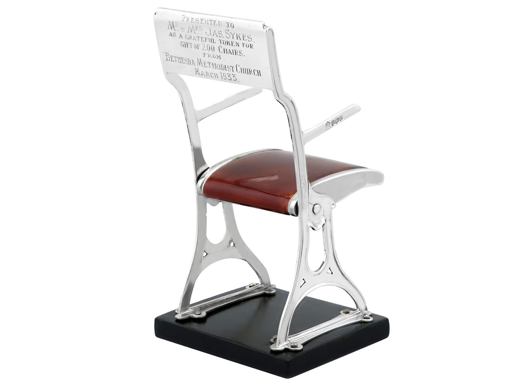 Silla plegable de presentación Arts and Crafts de plata de ley y esmalte sobre zócalo Inglés en venta
