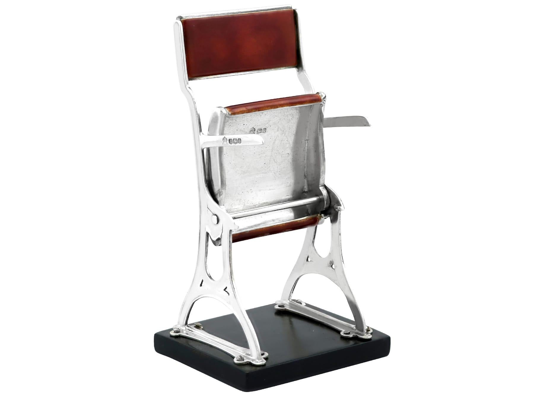 Silla plegable de presentación Arts and Crafts de plata de ley y esmalte sobre zócalo mediados del siglo XX en venta