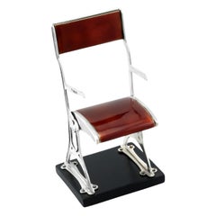 Silla plegable de presentación Arts and Crafts de plata de ley y esmalte sobre zócalo