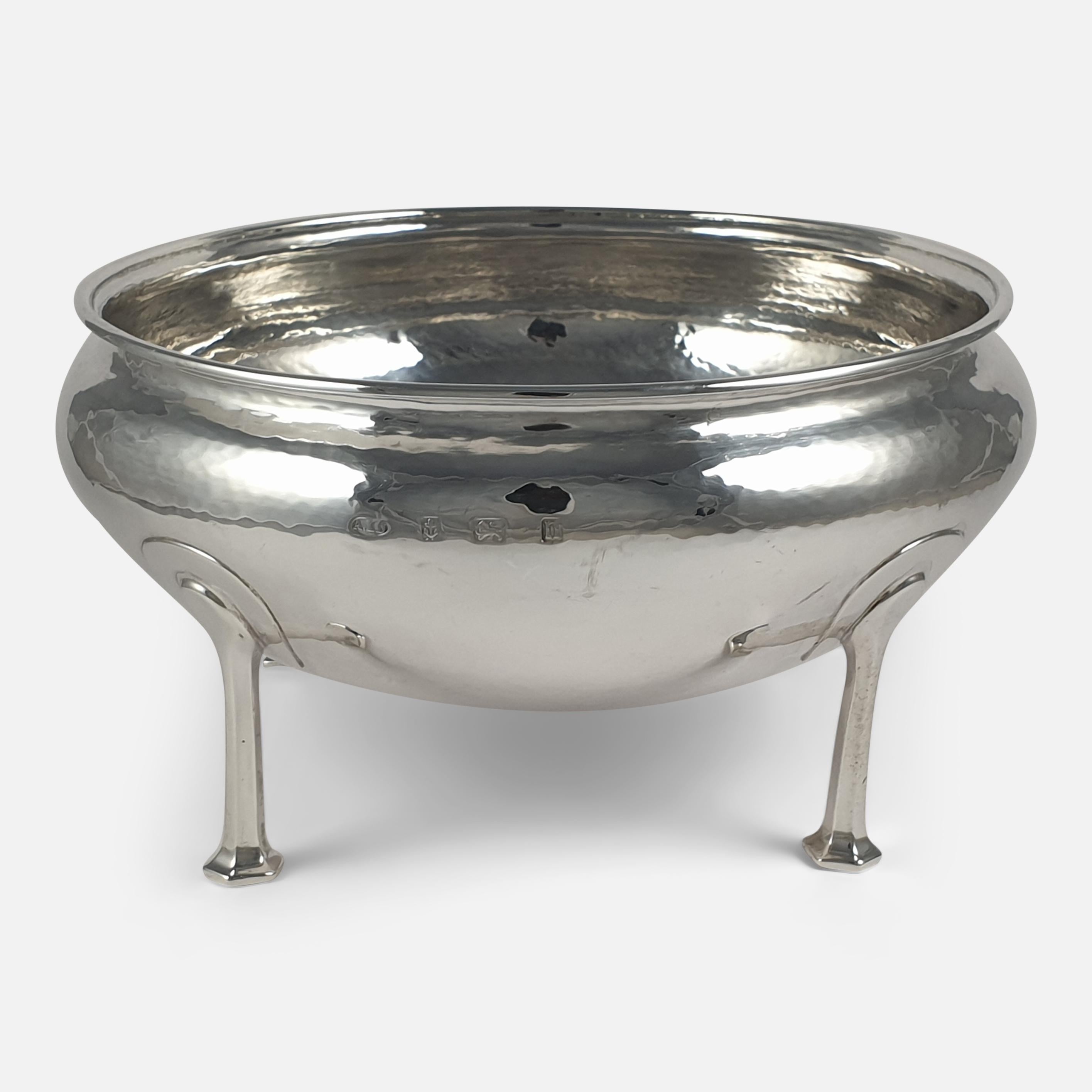 Cuenco martillado Arts & Crafts de plata de ley, A.E. Jones, Birmingham, 1912 en venta 1