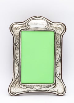 Cadre photo Arts and Crafts à plateau creux en argent sterling avec dos en bois