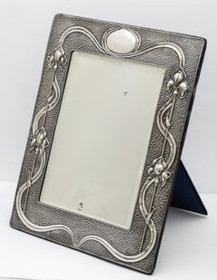 Arts & Kunsthandwerklicher Tischspiegel mit Sterlingsilberfassung:: von A. & J. Zimmerman