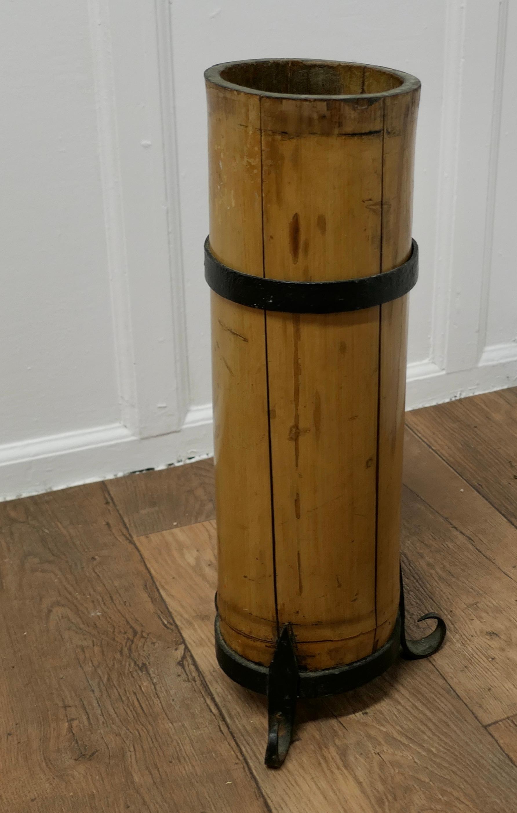 Support de bâton artisanal en bambou géant

Un support de parapluie ou de bâton qui a fière allure,  remontant à 1880 Bambou géant avec cerclage et pieds bouclés en ferronnerie d'art et d'artisanat
Le support est en très bon état, il mesure 22