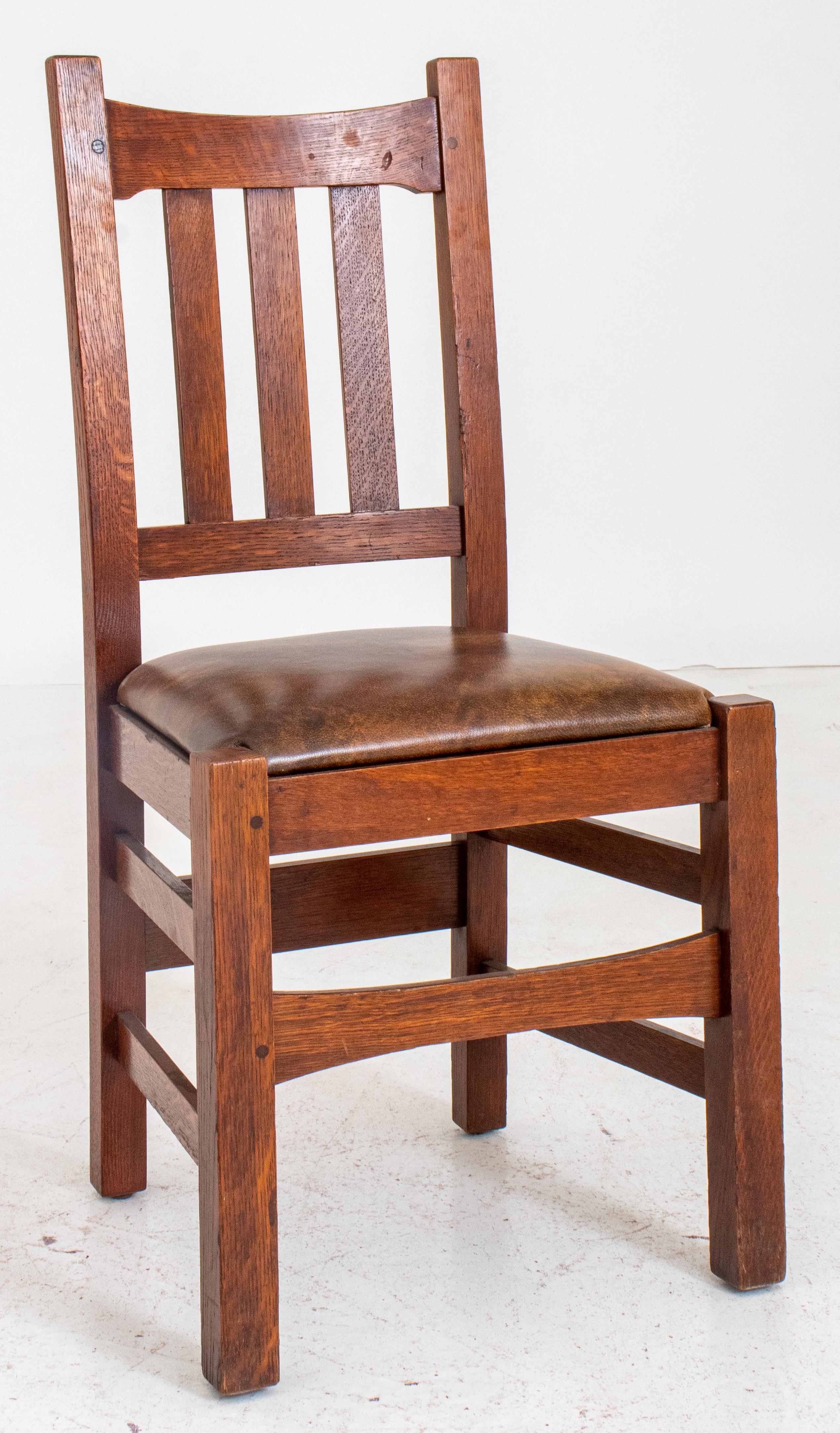 Arts & Crafts quarter-sawn oak side chair in the manner of Gustav Stickley and Stickley Brothers, with slatted rectangular back above a square leather-upholstered seat on square legs. Measures: 35