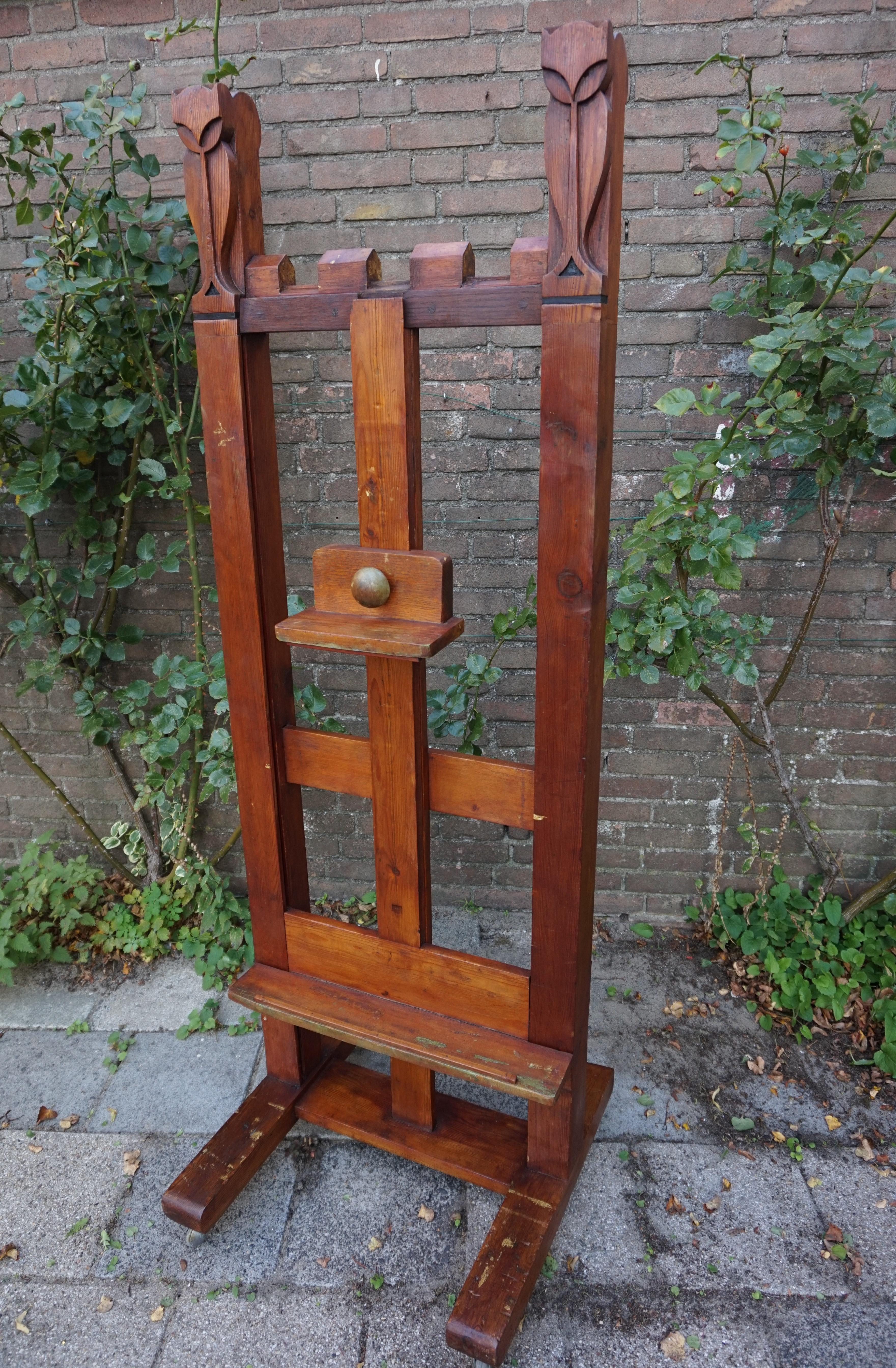 Arts and Crafts Studio Easel / Gallery Display Stand w. Stylized Owl Sculptures In Good Condition In Lisse, NL