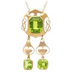 Arts and Crafts Style 14.81 Carat Peridot 15k Yellow Gold Necklace Circa 1900