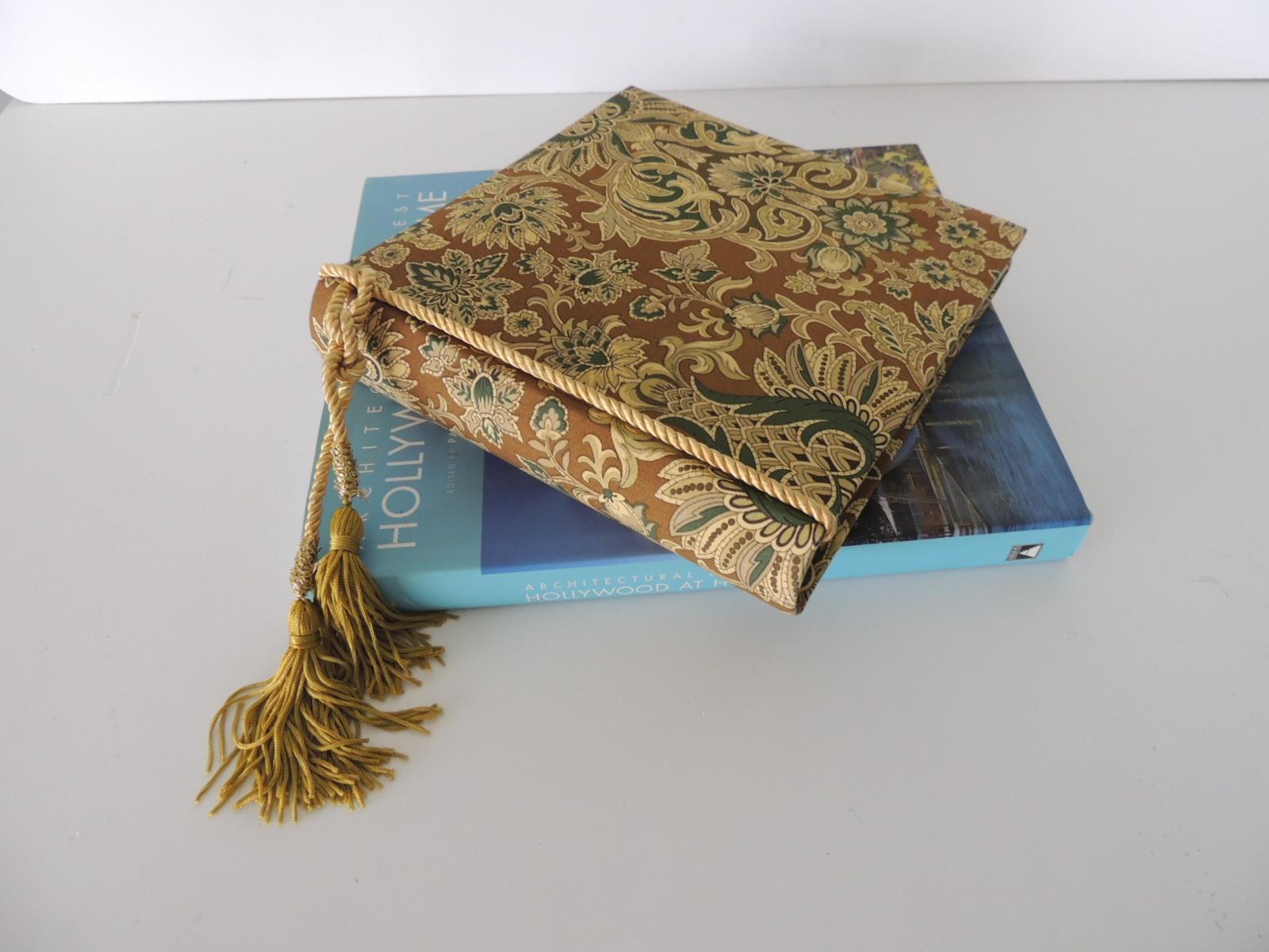 Arts & Crafts Style Fabric Covered Photo Album In Good Condition For Sale In Oakland Park, FL