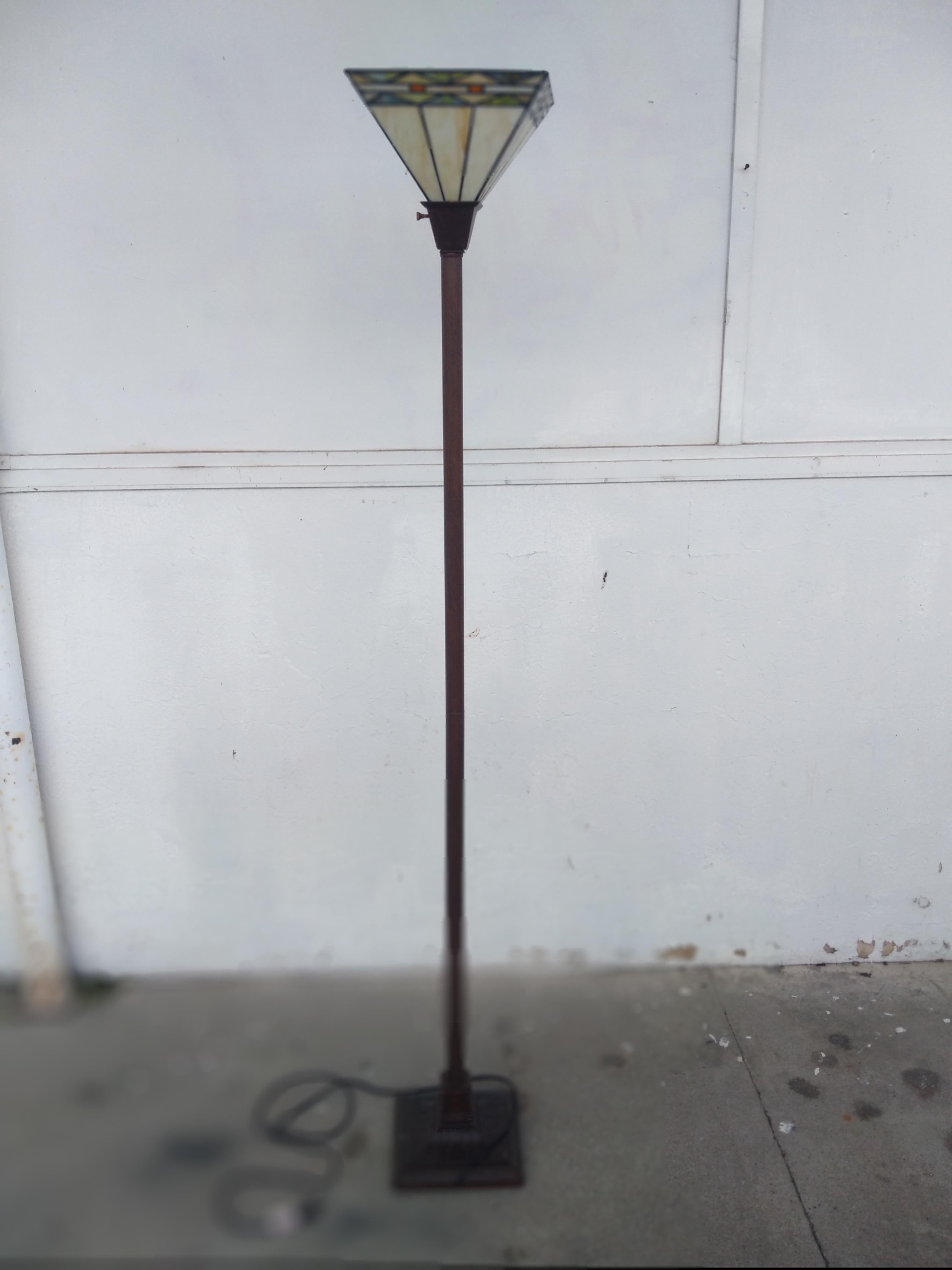 Si tratta di una lampada da terra in stile Arts and Crafts con paralume in stile Tiffany. È realizzato in metallo con una base quadrata.