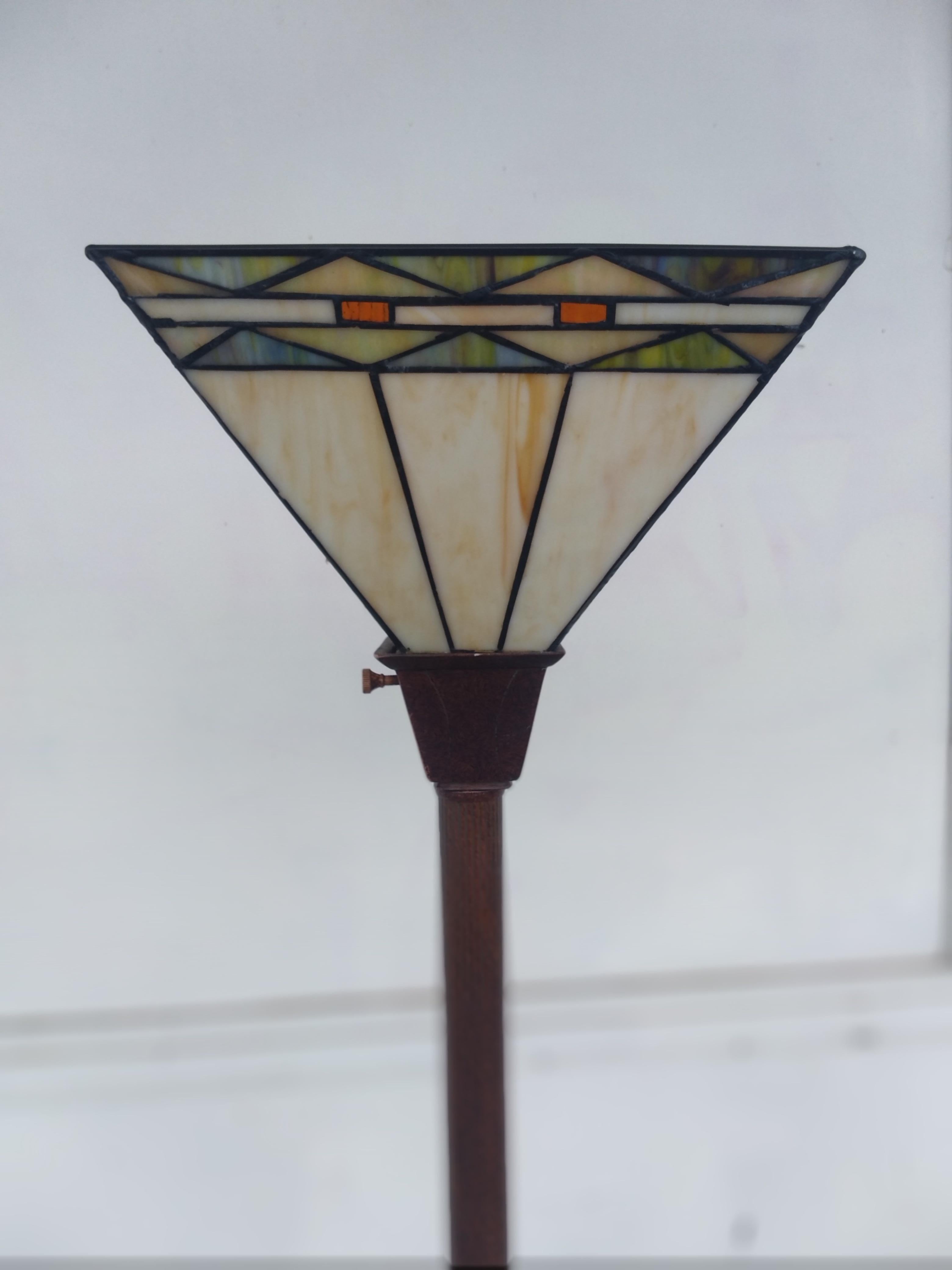 Americano Lampada da terra in stile Arts and Crafts con paralume in stile Tiffany in vendita