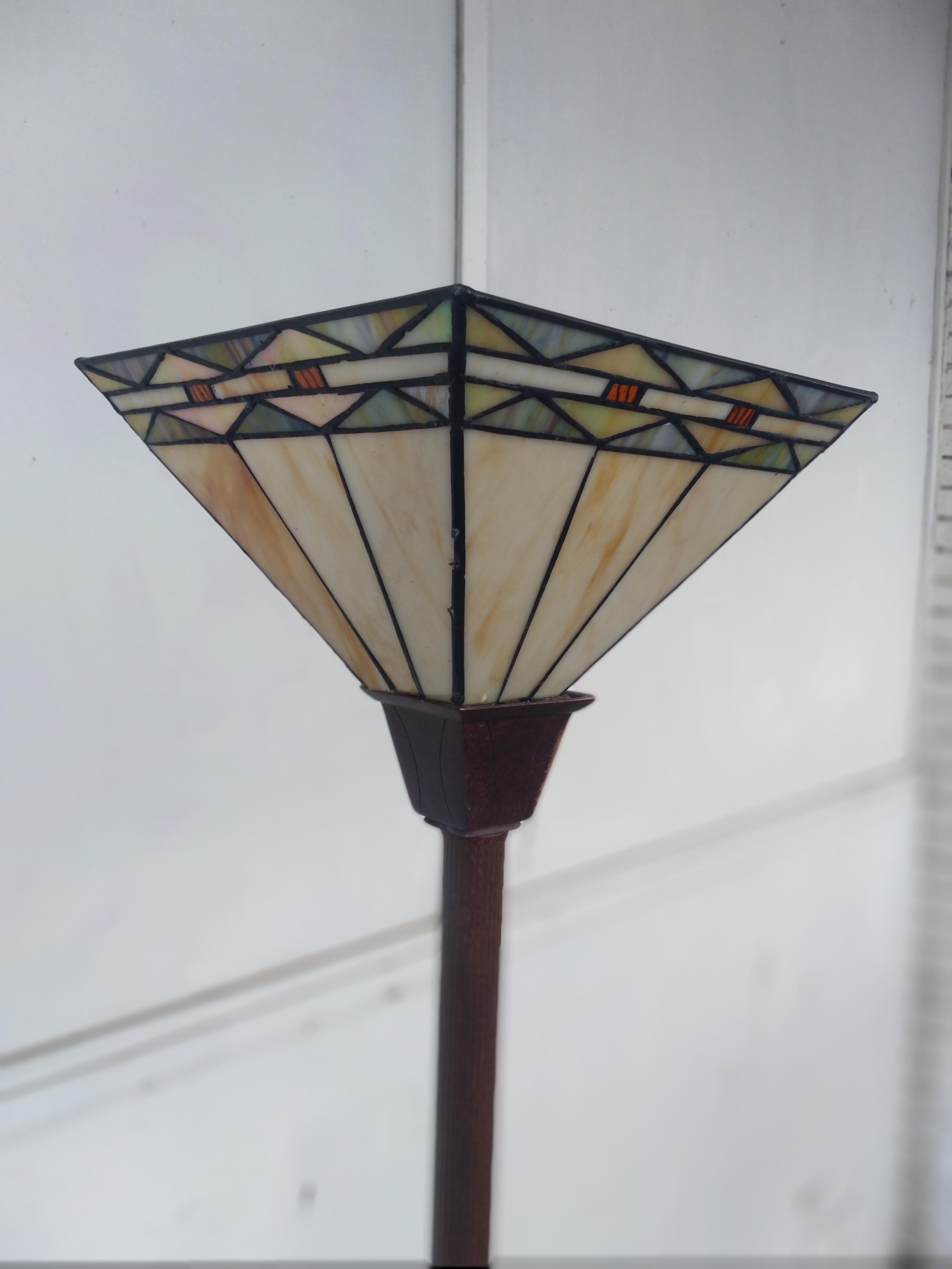 Lampada da terra in stile Arts and Crafts con paralume in stile Tiffany In condizioni buone in vendita a Pasadena, TX