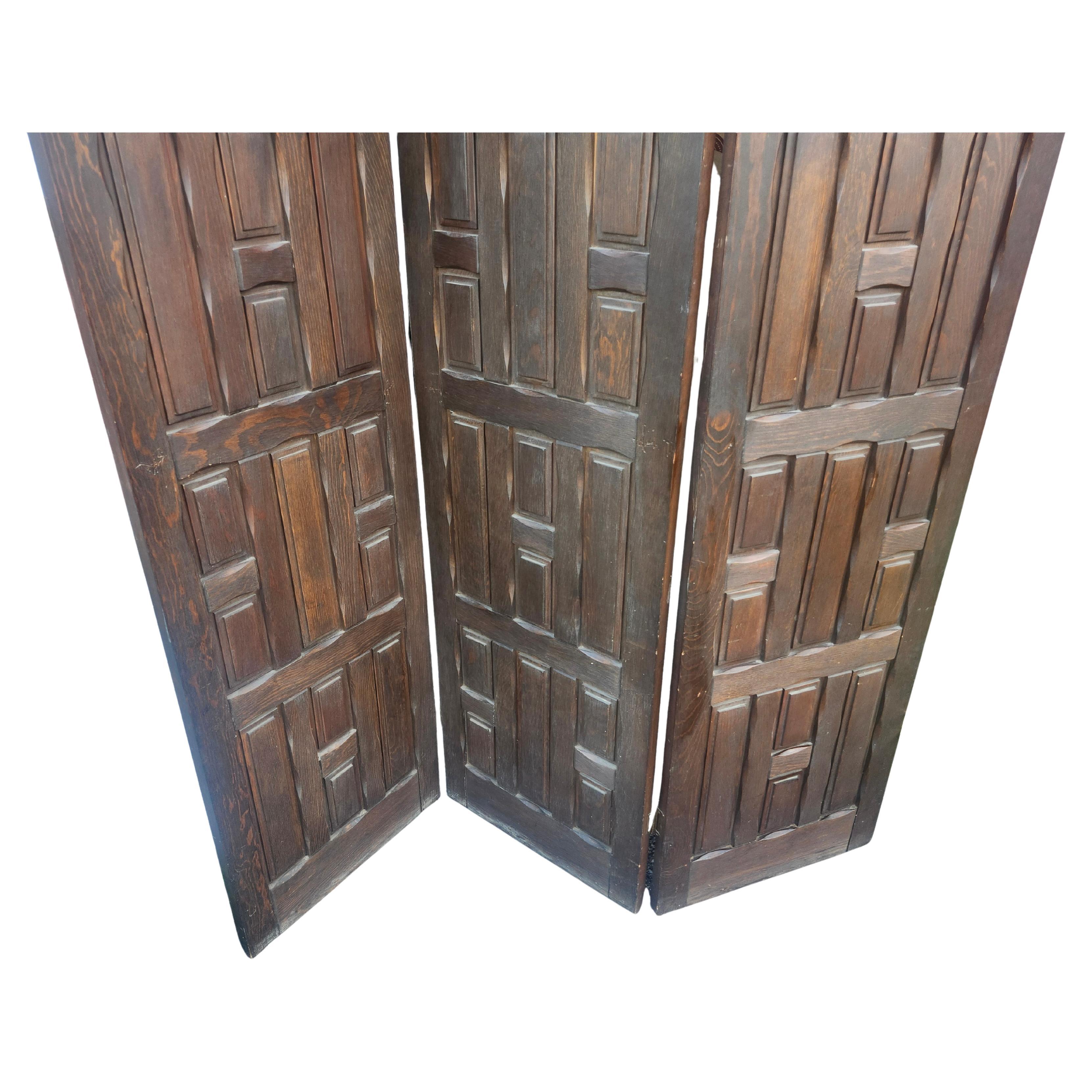 Fantastic classic styled art's and crafts oak paneled room divider screen. Three sections of solid oak which flex and support itself. Very heavy well made piece.

Please see all pics and video as that is part of the description.