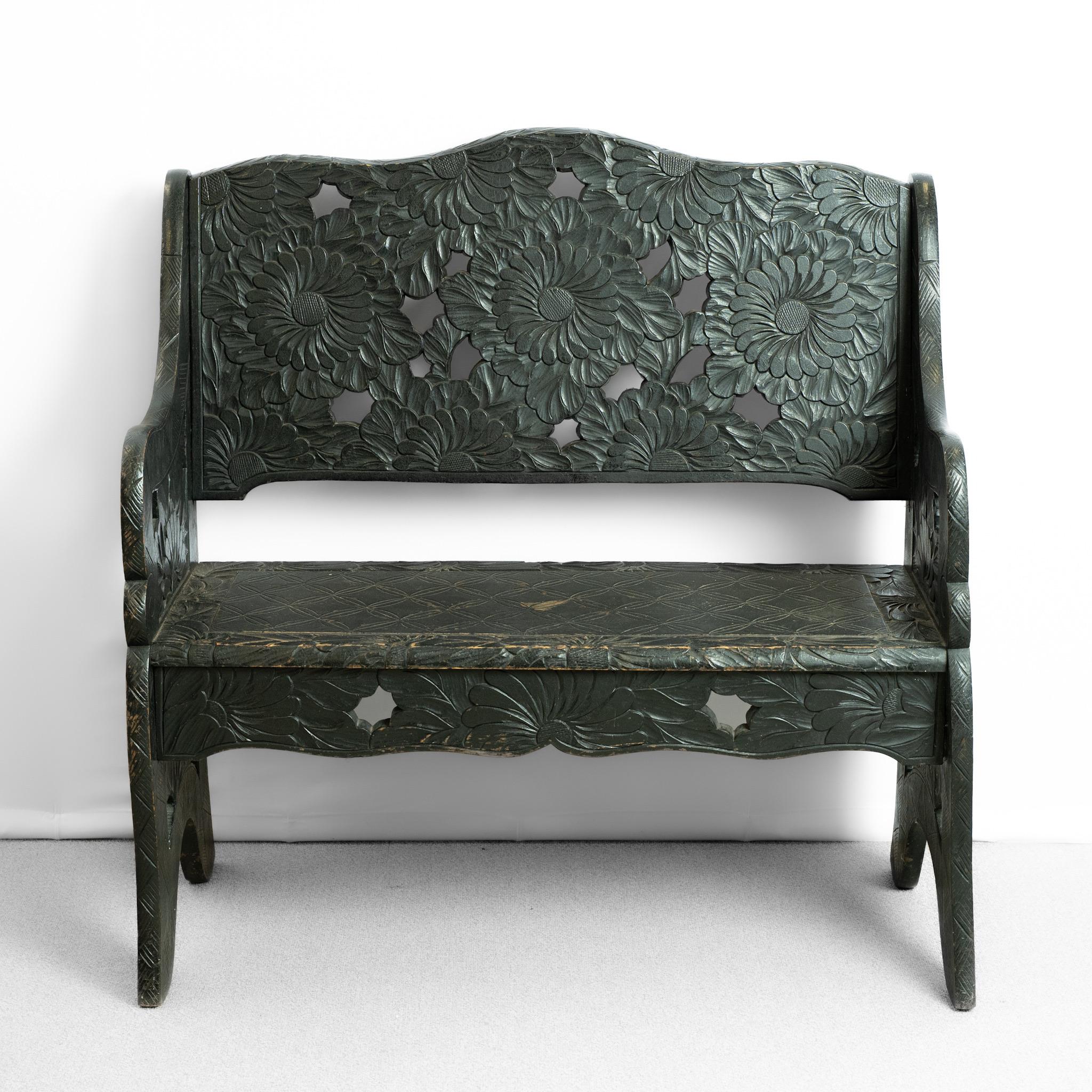 Un charmant banc de style Arts and Crafts.
Sculptée de têtes de tournesol et de fleurs de lotus. 
Robuste, avec une patine d'usure naturelle.
Ils étaient fabriqués au Japon et vendus par Liberty & Co.

Japon, vers 1900.

Hauteur - 93 cm
Longueur -