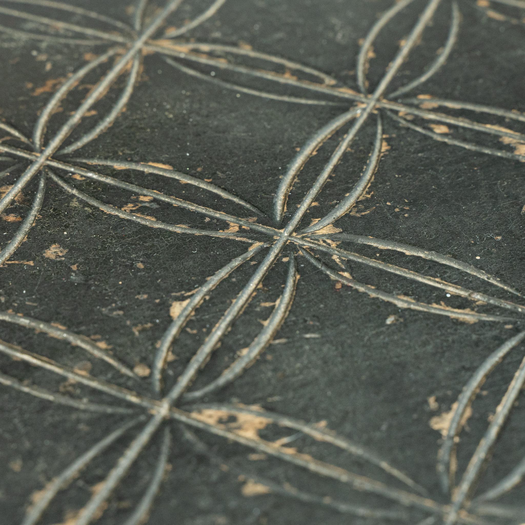 Sculpté à la main Arts and Crafts Tournesol Settle / Bench For Liberty & Co. en vente